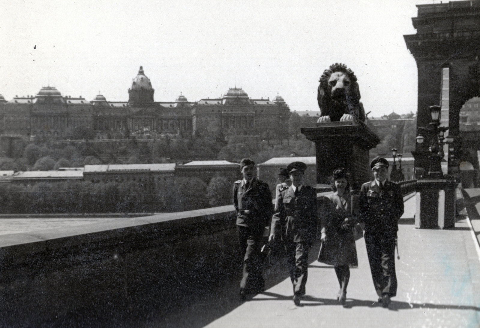 Magyarország, Budapest I., Széchenyi Lánchíd, háttérben a Királyi Palota (később Budavári Palota)., 1942, Marics Zoltán, második világháború, Budapest, Fortepan #131220