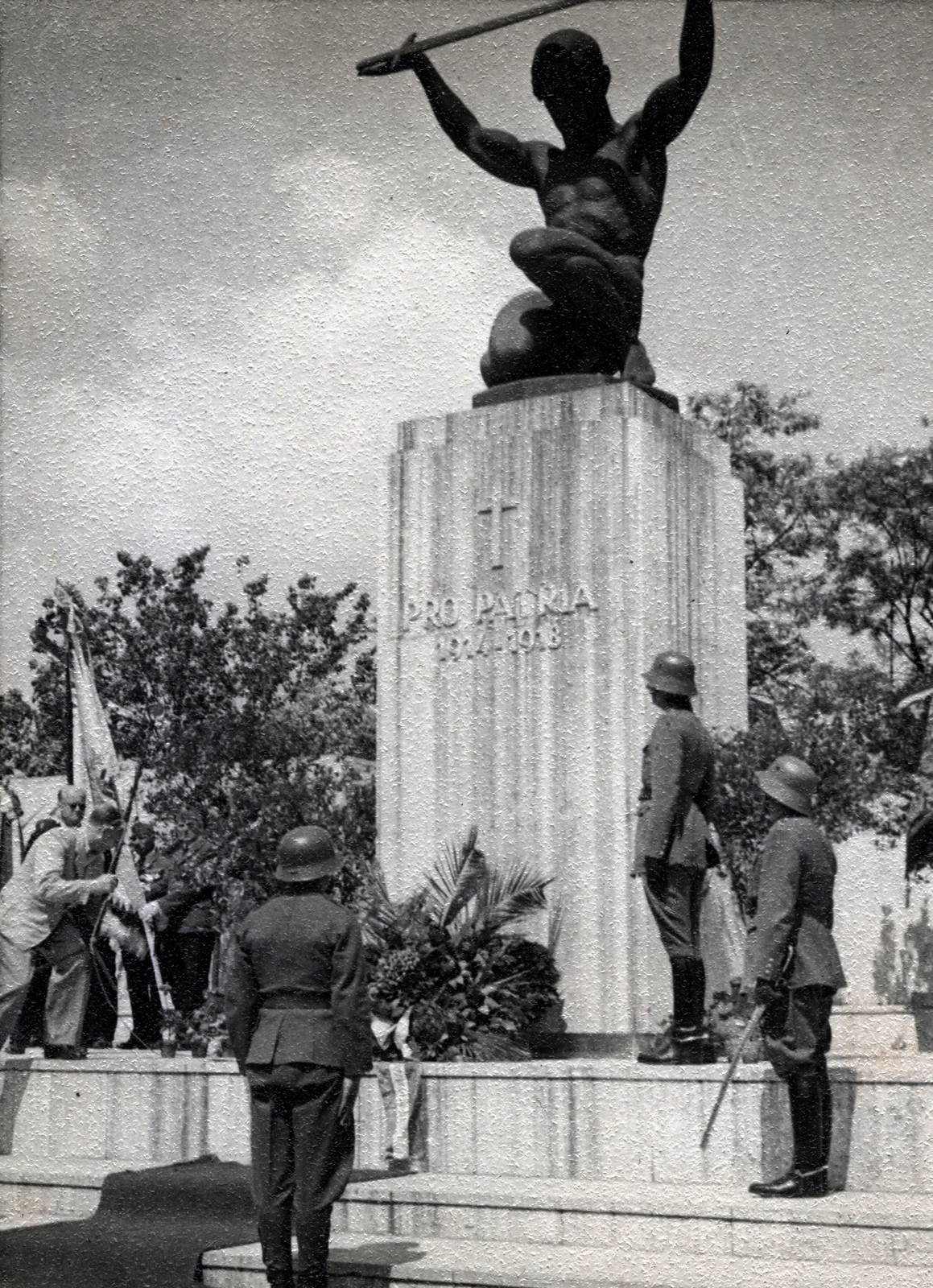 Hungary, Budapest XX., Emlékezés (Hősök) tere, Hősi emlékmű (Lux Elek, 1940.)., 1942, Marics Zoltán, Budapest, Fortepan #131239