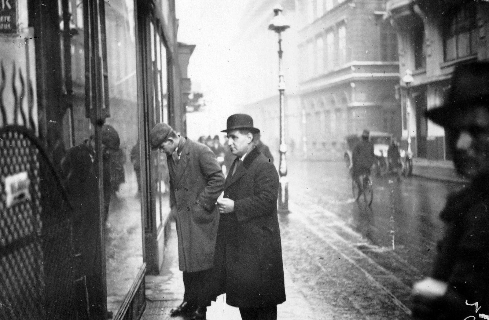 Hungary, Budapest V., Városház utca, szemben a Pesti Vármegyeháza., 1929, Fortepan, bicycle, hat, street view, lamp post, bowler hat, automobile, Budapest, Fortepan #13129