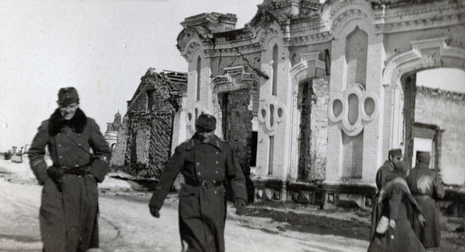 Ukrajna, Priluki, Halahanivszka utca, a háttérben takarva a Szent Miklós-templom., 1943, Marics Zoltán, keleti front, második világháború, magyar katona, Fortepan #131312