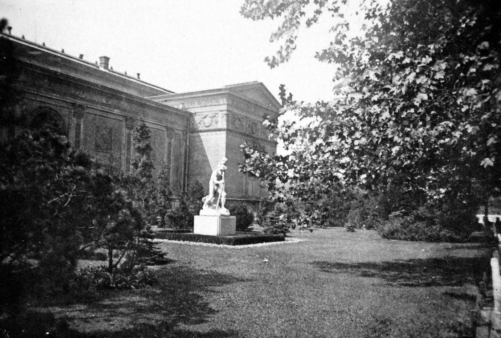 Hungary, Budapest XIV., Olof Palme sétány (Stefánia út), Szent Kristóf szobra (Hűvös László, 1910.) a Műcsarnok mellett., 1929, Fortepan, sculpture, gallery, Budapest, Saint Christopher-portrayal, sitting on the shoulders, Fortepan #13132