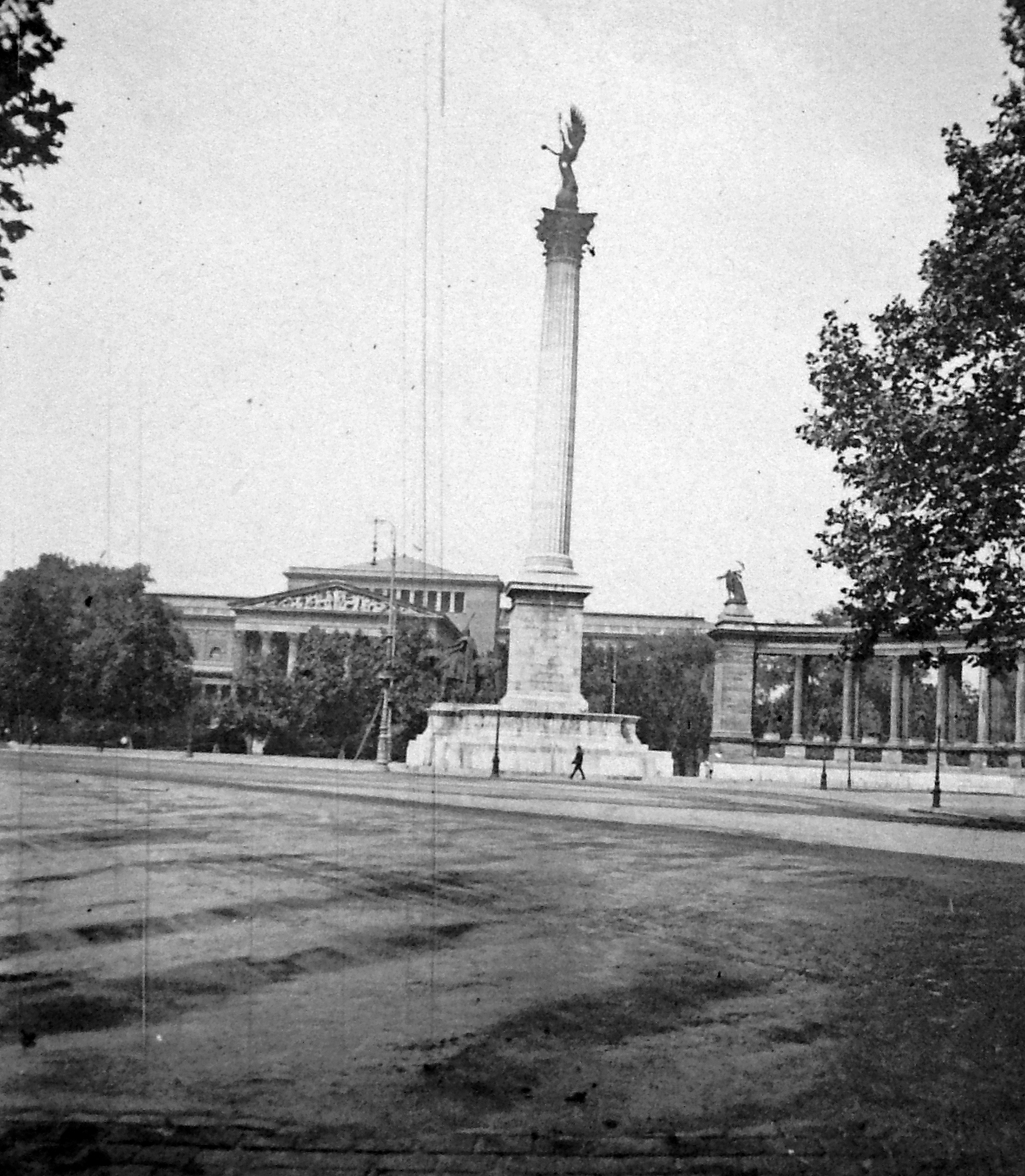 Hungary, Budapest XIV., Millenniumi emlékmű a későbbi Hősök terén, háttérben a Szépművészeti Múzeum., 1926, Fortepan, square, museum, horse sculpture, eclectic architecture, Budapest, Albert Schickedanz-design, sculptural group, Neoclassical architecture, Árpád-portrayal, Archangel Gabriel-portrayal, Fülöp Ferenc Herzog-design, Fortepan #13133