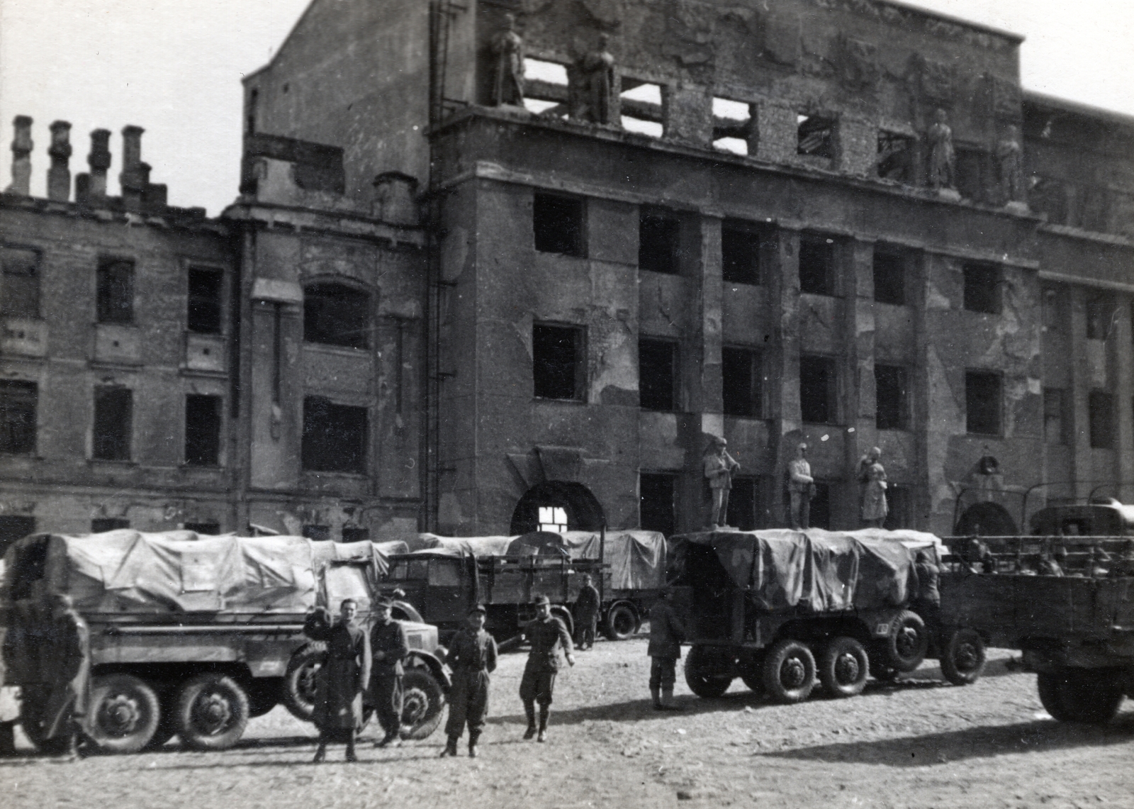 Ukrajna, Kijev, Galíciai tér / Halicka ploscsa (ekkor 1905-ös felkelés tere), piac., 1943, Marics Zoltán, teherautó, második világháború, épületkár, Fortepan #131335