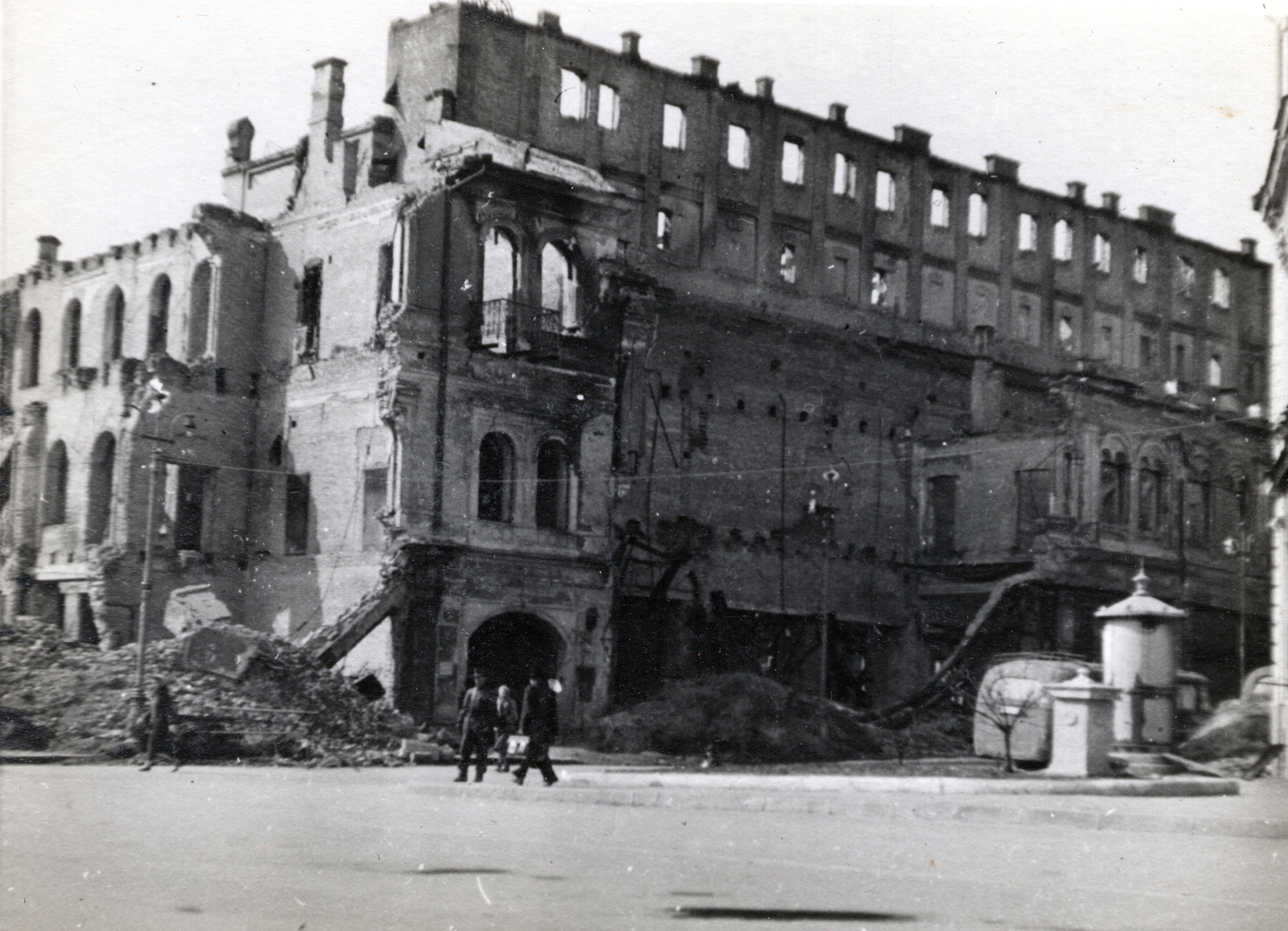 Ukraine, Kyiv, Hrescsatik sugárút a Függetlenség terénél (Majdan Nezalezsnosztyi, ekkor Kalinyin tér)., 1943, Marics Zoltán, second World War, damaged building, Fortepan #131336