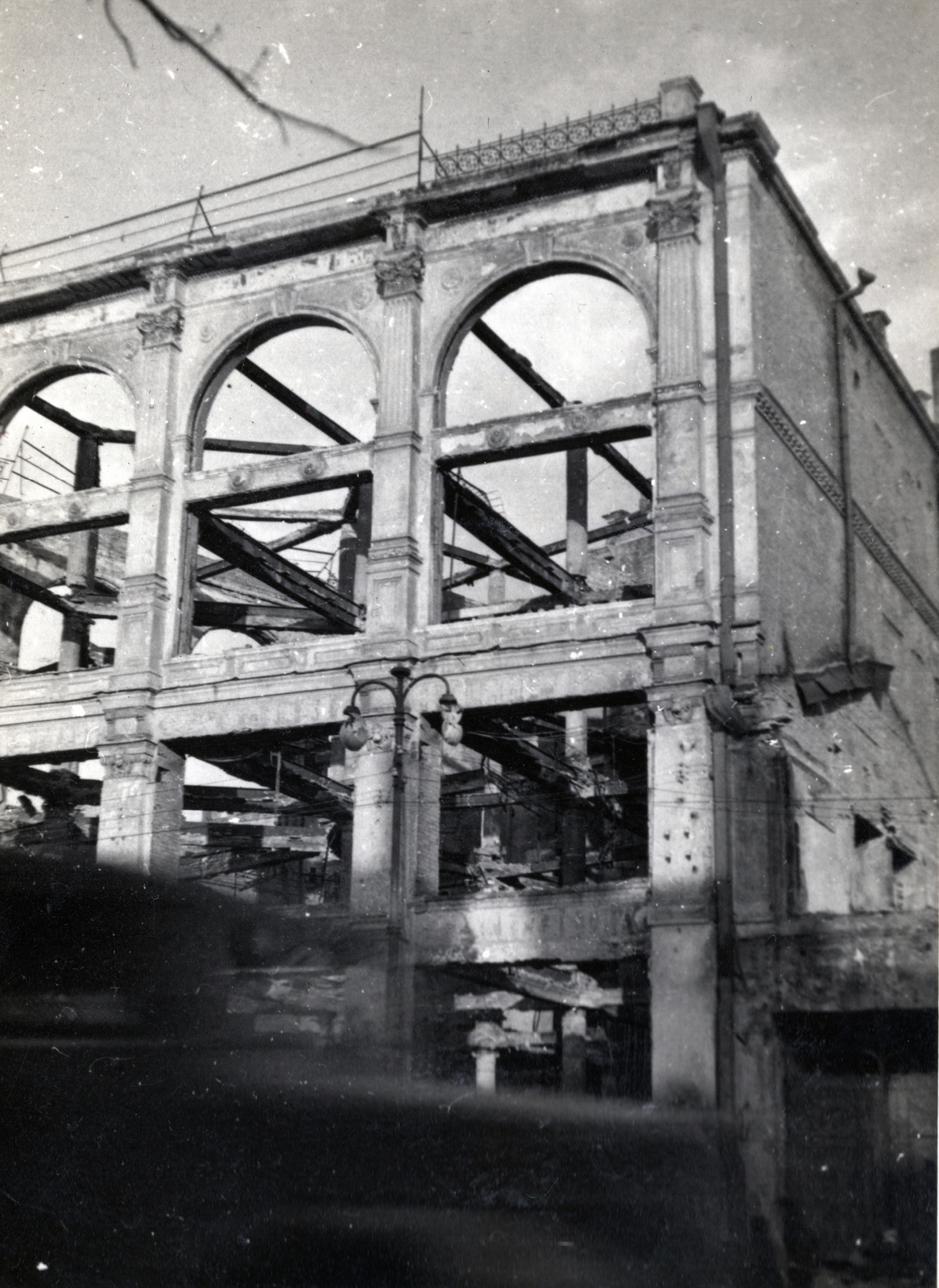 Ukraine, Kyiv, a Hrescsatik sugárút és a Ljuteranszka utca (Lutherstraße) sarkán álló kiégett áruház., 1943, Marics Zoltán, second World War, damaged building, Fortepan #131341