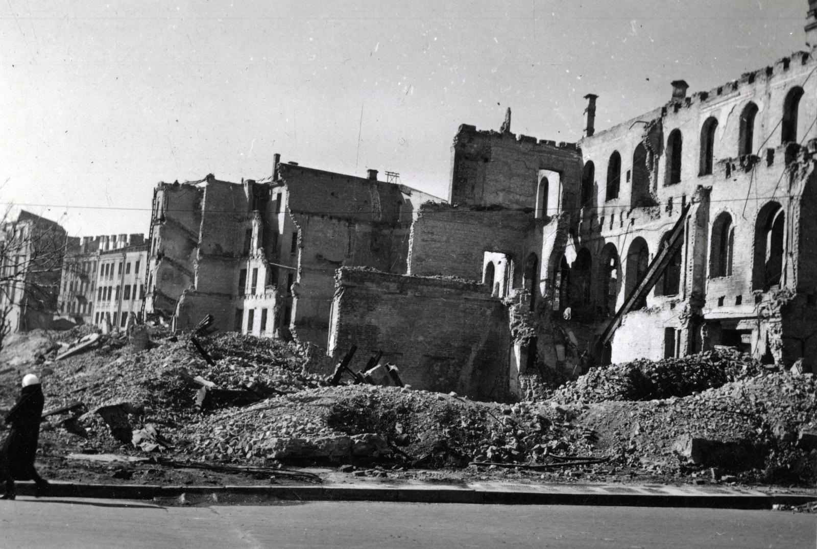 Ukraine, Kyiv, a Hrescsatik sugárút felrobbantott épületei a Függetlenség terénél (Majdan Nezalezsnosztyi, ekkor Kalinyin tér), szemben a Grand Hotel romjai., 1943, Marics Zoltán, second World War, damaged building, Fortepan #131343