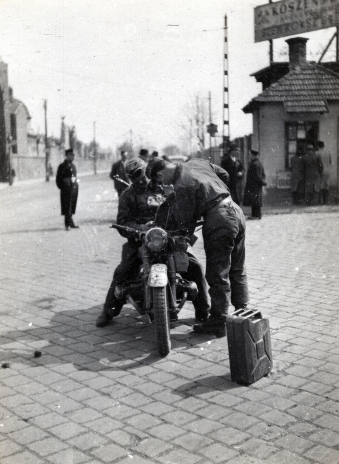 Hungary, Budapest VIII., Salgótarjáni utca, balra a Fiumei úti Nemzeti Sírkert (Kerepesi temető), jobbra a Józsefvárosi pályaudvar kerítése., 1943, Marics Zoltán, motorcycle, BMW-brand, Budapest, Fortepan #131378