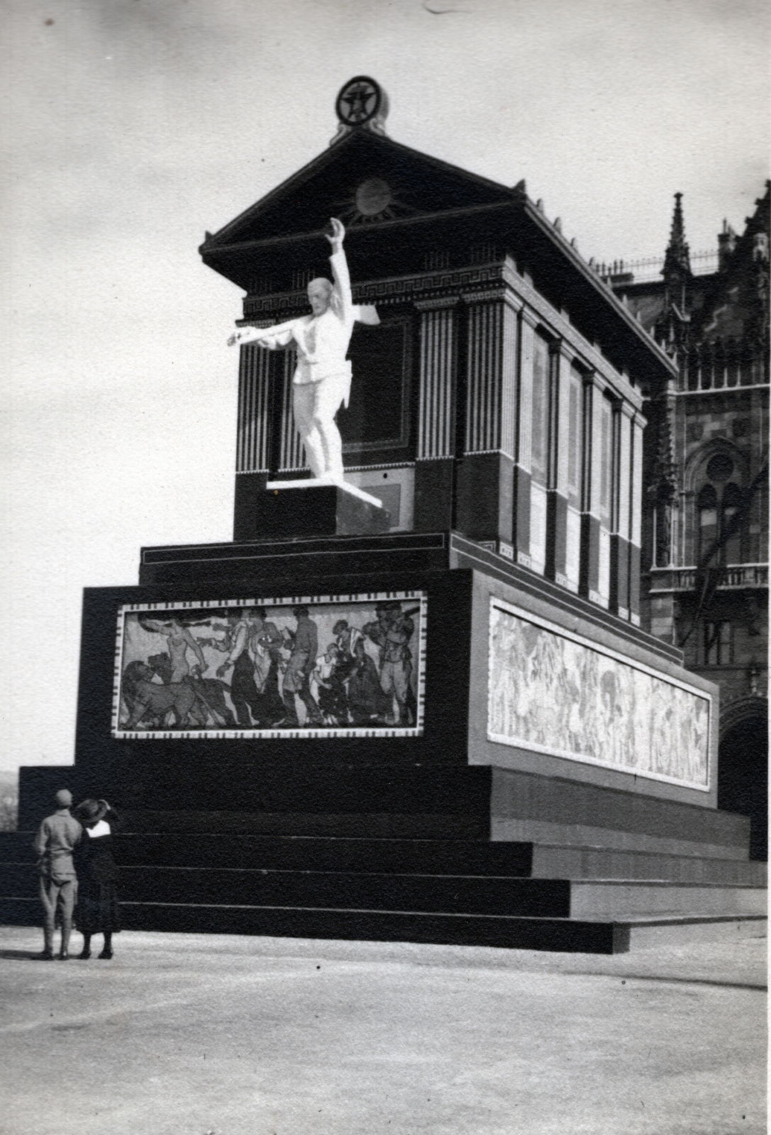 Magyarország, Budapest V., Kossuth Lajos (Köztársaság) tér, Andrássy Gyula szobra fölé épített "Munka Háza" című 1919. május 1-i díszlet. Háttérben a Parlament., 1919, Marics Zoltán, Tanácsköztársaság, Budapest, Andrássy Gyula-ábrázolás, Fortepan #131379