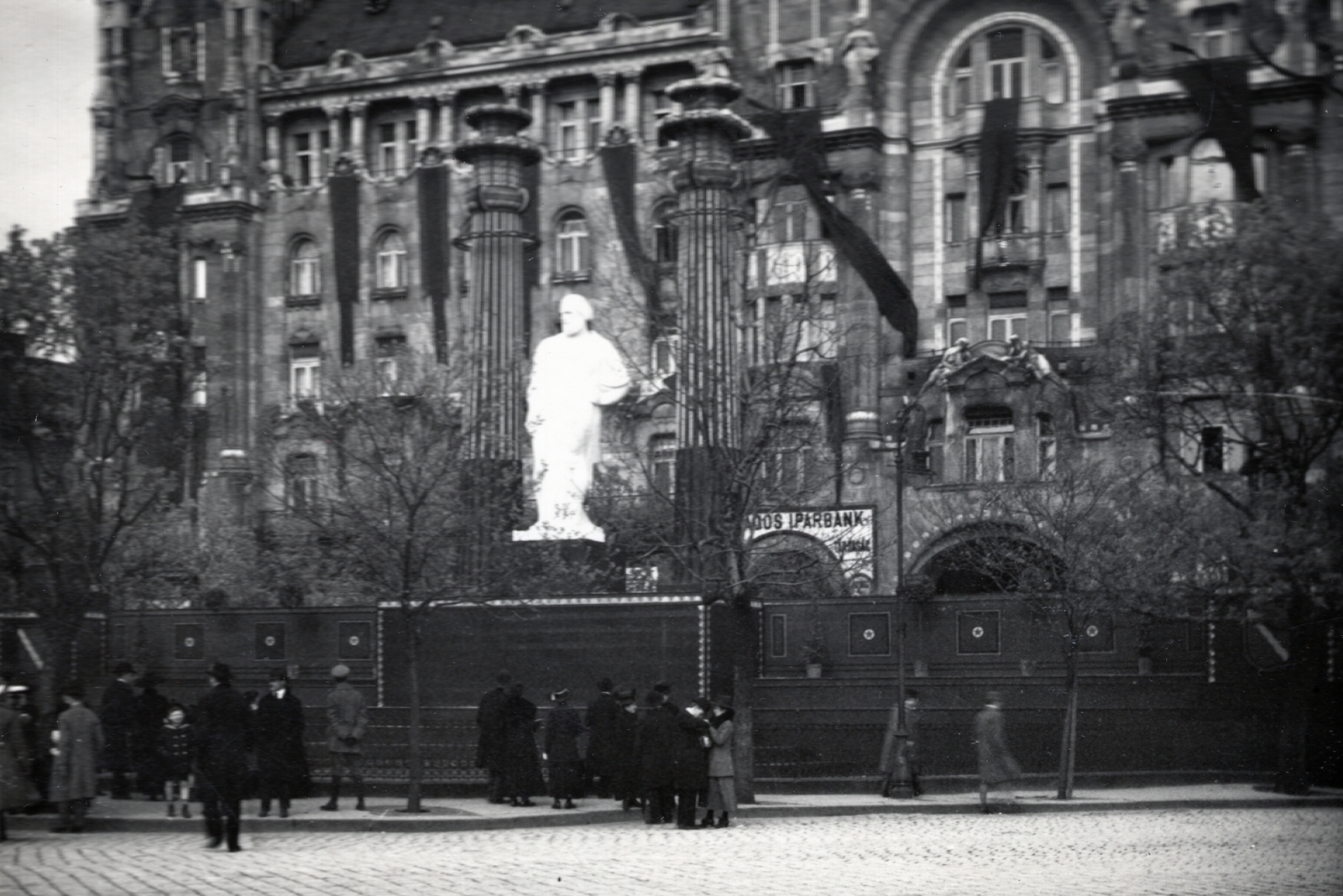 Magyarország, Budapest V., Széchenyi István (Október 29.) tér, 1919 május 1-i díszlet Marx szoborral a Gresham palota előtt., 1919, Marics Zoltán, Vörösváry Zoltán, Tanácsköztársaság, Karl Marx-ábrázolás, Budapest, Fortepan #131381