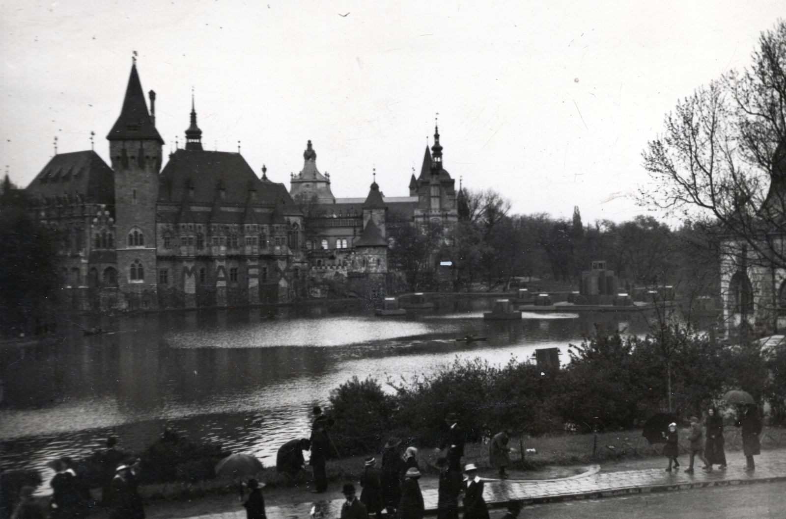 Magyarország, Városliget, Budapest XIV., Városligeti-tó, Vajdahunyad vára., 1919, Marics Zoltán, épített örökség, tó, Alpár Ignác-terv, vár, Tanácsköztársaság, eklektikus építészet, Budapest, Fortepan #131382