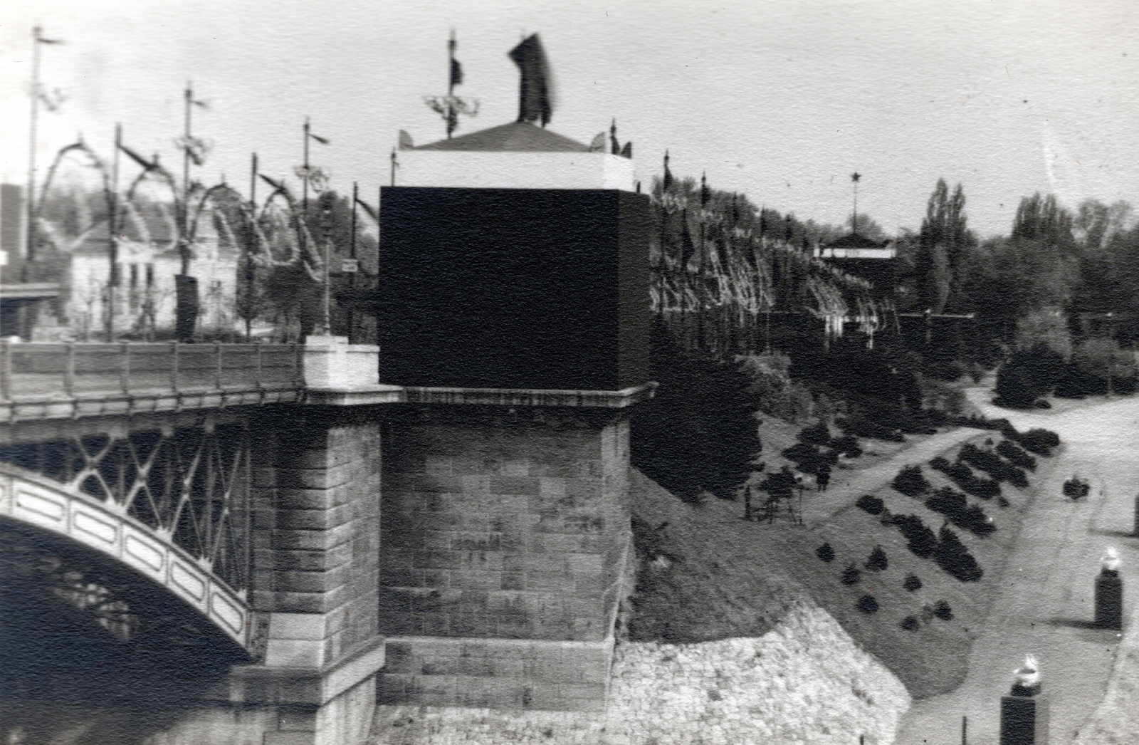 Magyarország, Budapest, a szigeti lejáró 1919. május 1-i dekorációja a Margit hídról nézve., 1919, Marics Zoltán, Tanácsköztársaság, Fortepan #131384
