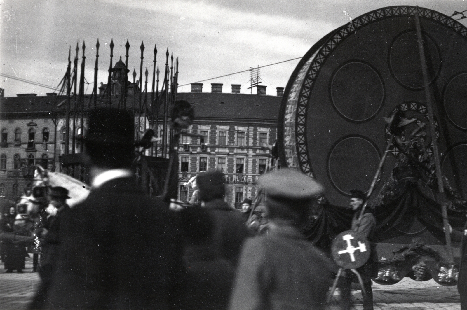 Magyarország, Budapest V.,Budapest VI., Nyugati (Berlini) tér, a moziszakma felvonulása 1919. május 1-én. Háttérben a tér lipótvárosi házai., 1919, Marics Zoltán, május 1, Tanácsköztársaság, Budapest, pódiumautó, Fortepan #131385