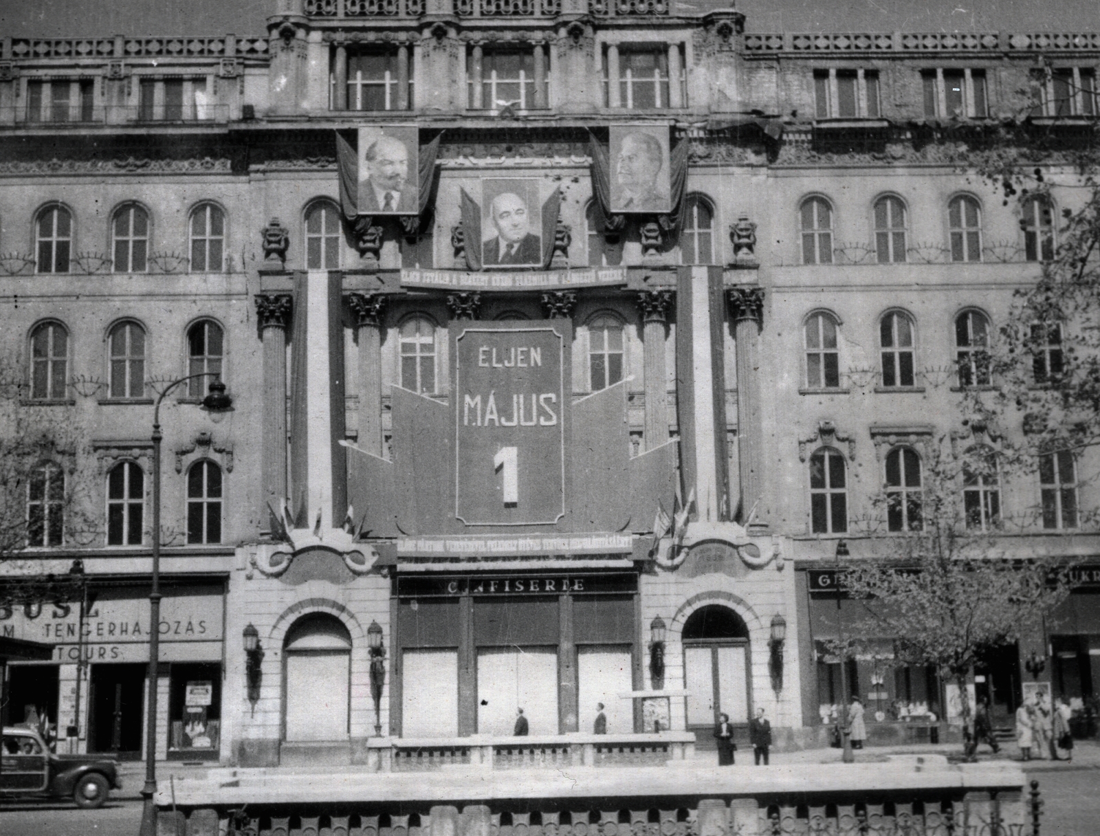 Magyarország, Budapest V., Vörösmarty tér, Gerbaud-ház., 1954, Marics Zoltán, Budapest, Lenin-ábrázolás, Rákosi Mátyás-ábrázolás, Sztálin ábrázolás, politikai dekoráció, Fortepan #131389