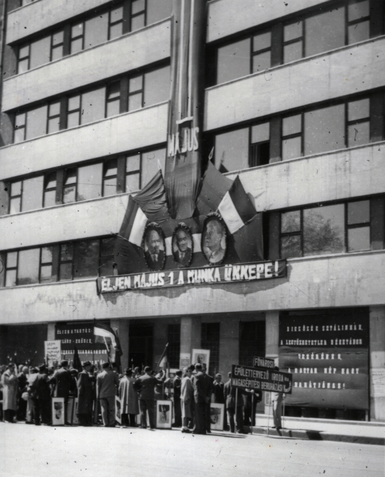 Magyarország, Budapest V., Erzsébet (Sztálin) tér 4., a BUVÁTI (Budapesti Városépítési Tervező Vállalat) épülete (később Kerületi Tanács, ma Polgármesteri Hivatal)., 1950, Marics Zoltán, Budapest, politikai dekoráció, május 1, csoportosulás, Fortepan #131390