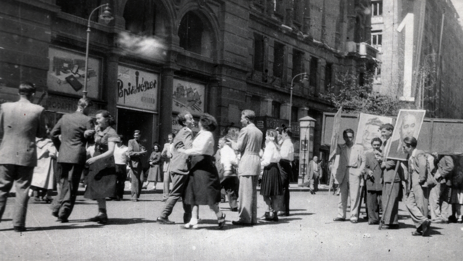 Hungary, Budapest V., Vörösmarty tér, Haas-palota, mögötte a Vigadó utca torkolata., 1950, Marics Zoltán, dance, Mátyás Rákosi-portrayal, Budapest, Fortepan #131396