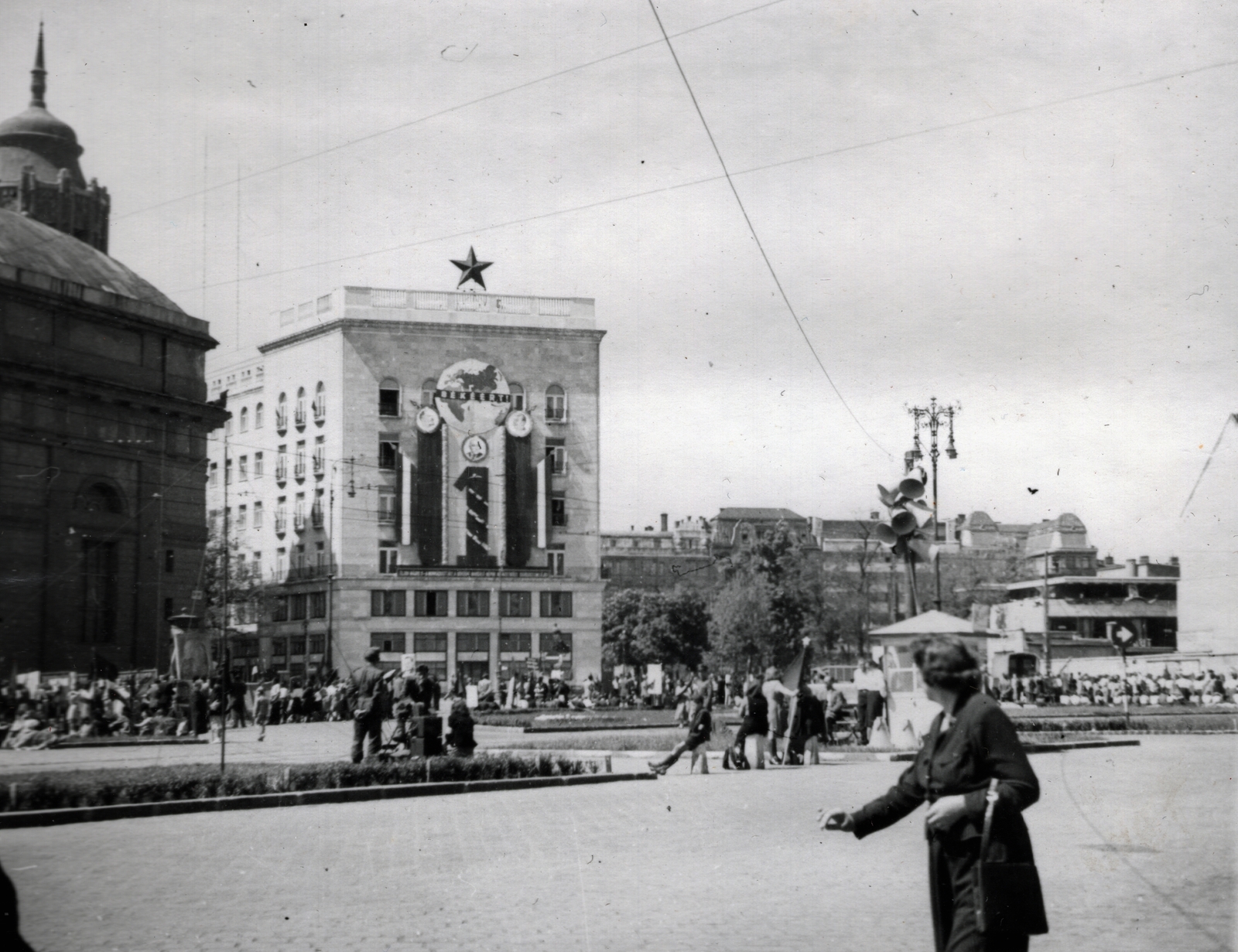 Hungary, Budapest V.,Budapest VI., Deák Ferenc tér a Király (Majakovszkij) utca felől az Erzsébet (Sztálin) tér felé nézve, 1950, Marics Zoltán, Budapest, Red Star, street view, political decoration, square, Fortepan #131397