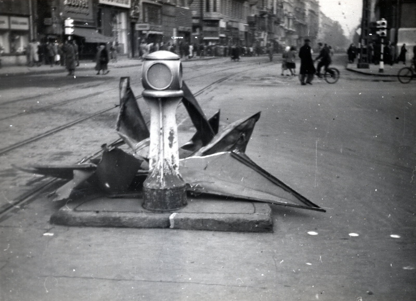 Magyarország, Budapest V., Kossuth Lajos utca a Ferenciek teréről (Felszabadulás tér) az Astoria felé nézve., 1956, Marics Zoltán, forradalom, Budapest, csibilámpa, Fortepan #131401