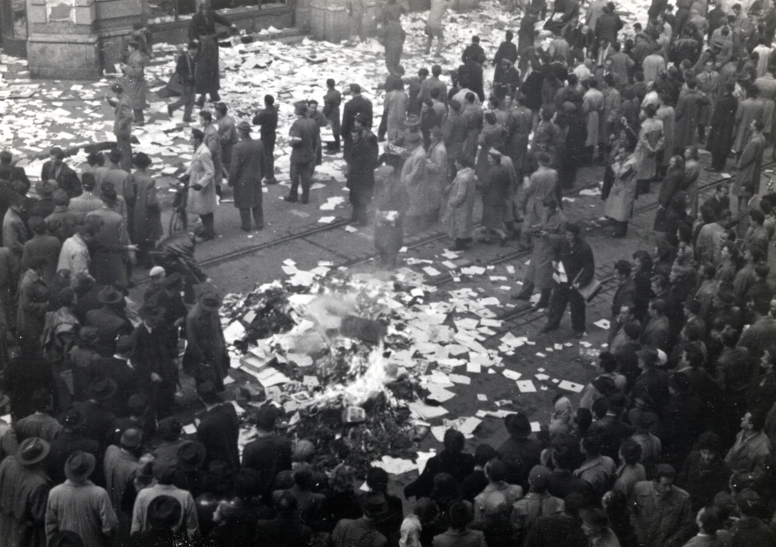 Hungary, Budapest V., Semmelweis utca - Kossuth Lajos utca sarok, könyvégetés a Magyar Szovjet Társaság Országos Központja előtt (korábban Országos kaszinó, később a Szovjet Kultúra és Tudomány Háza, majd Magyarok Háza)., 1956, Marics Zoltán, revolution, Budapest, gaping, Fortepan #131403