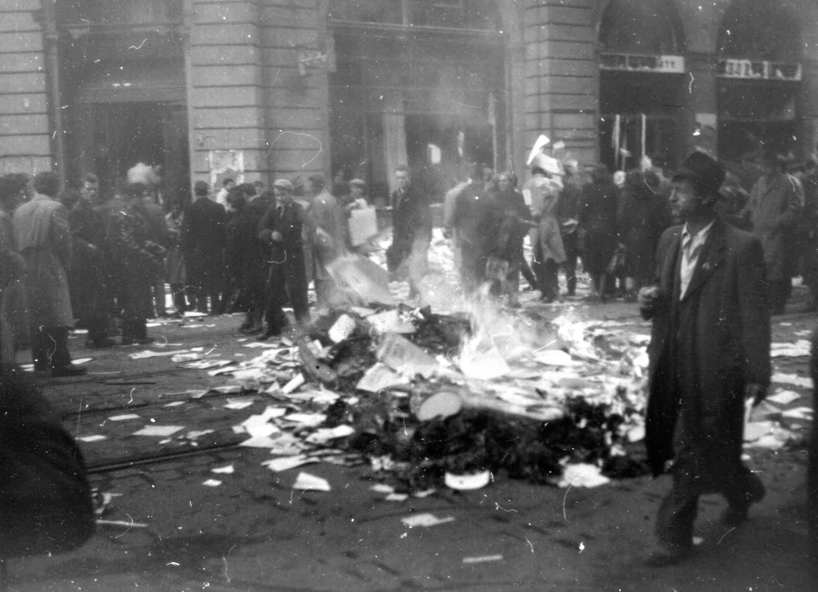 Hungary, Budapest V., Semmelweis utca - Kossuth Lajos utca sarok, könyvégetés a Magyar Szovjet Társaság Országos Központja előtt (korábban Országos kaszinó, később a Szovjet Kultúra és Tudomány Háza, majd Magyarok Háza)., 1956, Marics Zoltán, revolution, Budapest, Fortepan #131405