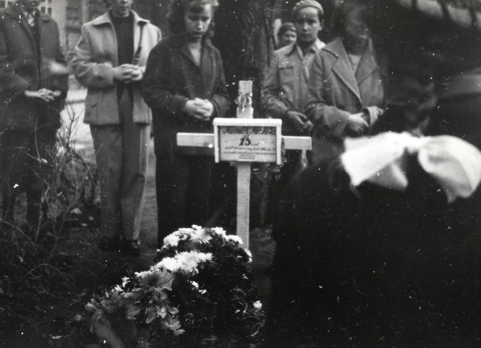 Hungary, Budapest V., Károlyi kert, háttérben a Magyar utca - Henszlmann Imre utca sarok., 1956, Marics Zoltán, revolution, funeral, Budapest, Fortepan #131413