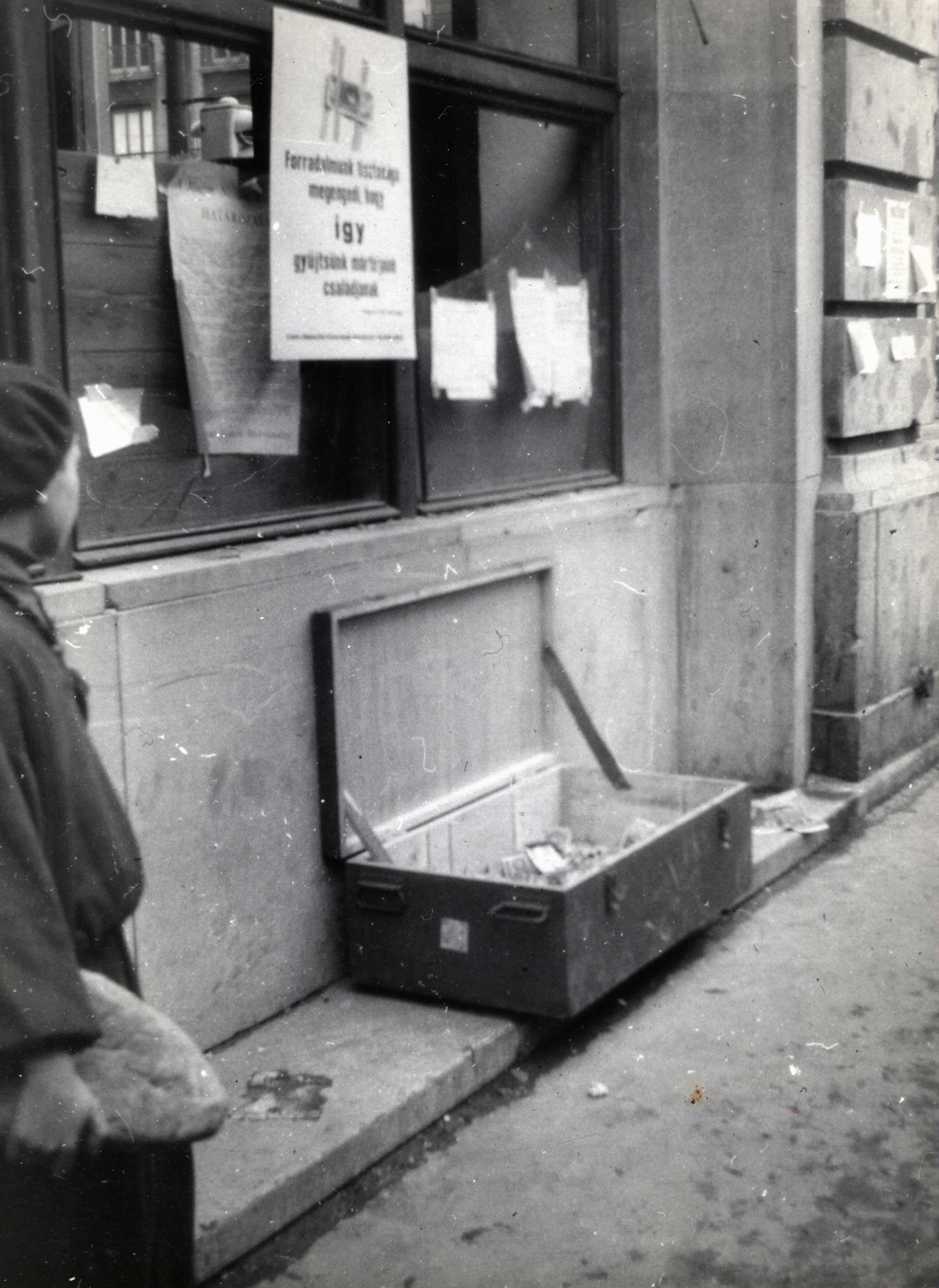 Hungary, Budapest V., Kossuth Lajos utca, a Károly (Tanács) körút sarkán lévő Gyógyszertár ablaka előtt. Pénzgyűjtés az utcán, az őrizetlen ládát a Magyar Írók Szövetsége helyezte ki., 1956, Marics Zoltán, revolution, charity, Budapest, poster, Fortepan #131415