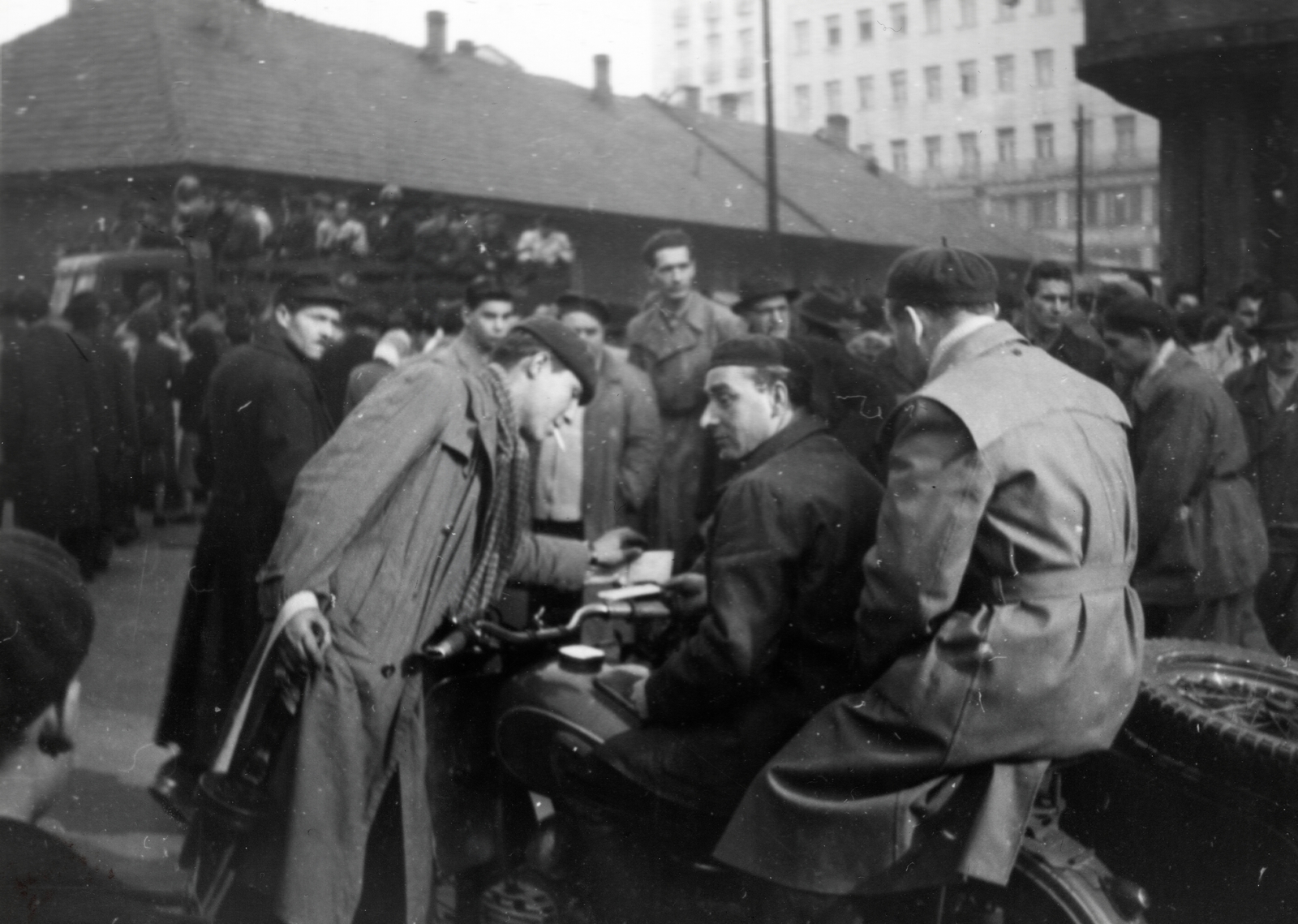 Magyarország, Budapest V., Bécsi utca - Deák Ferenc utca kereszteződés. a metróépítés üzemi épülete mögött a Budapesti Rendőr-főkapitányság látszik., 1956, Marics Zoltán, forradalom, Budapest, Fortepan #131416