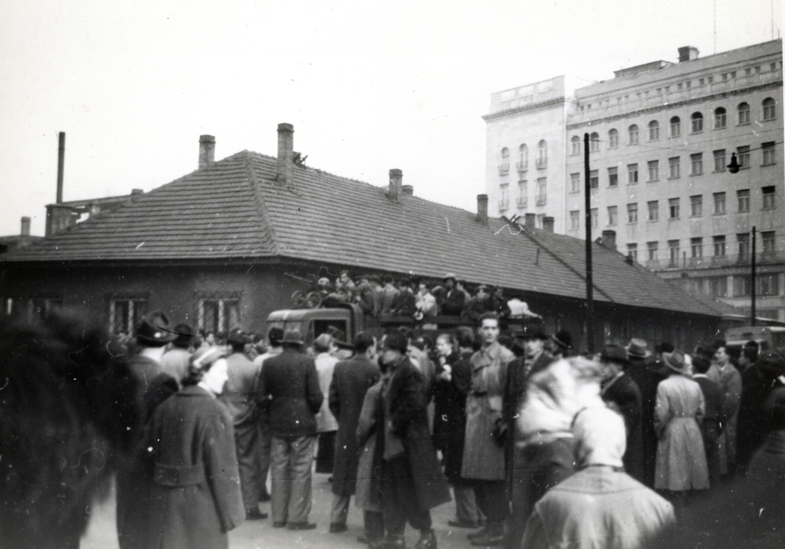 Hungary, Budapest V., Bécsi utca - Deák Ferenc utca kereszteződés. a metróépítés üzemi épülete mögött a Budapesti Rendőr-főkapitányság látszik., 1956, Marics Zoltán, revolution, Budapest, Fortepan #131419