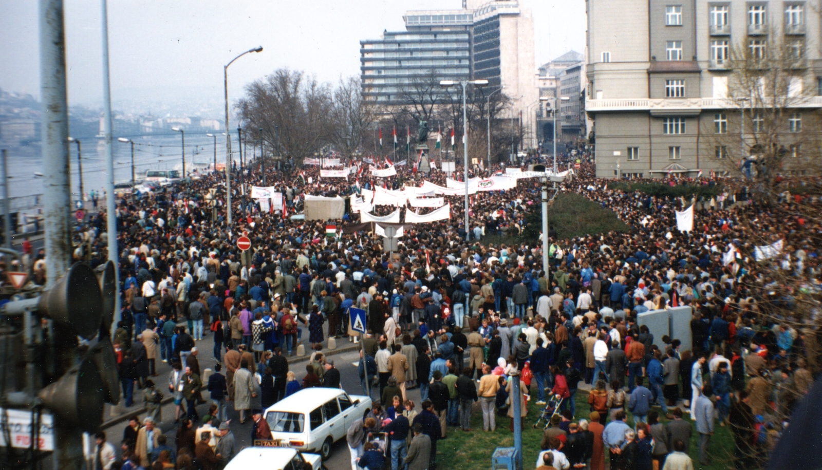 Hungary, Budapest V., a Március 15. tér és a Petőfi tér az Erzsébet híd pesti hídfőjéről nézve. Március 15-i megemlékezés és békés tüntetés., 1989, Marics Zoltán, colorful, strike, Budapest, regime change, Fortepan #131454