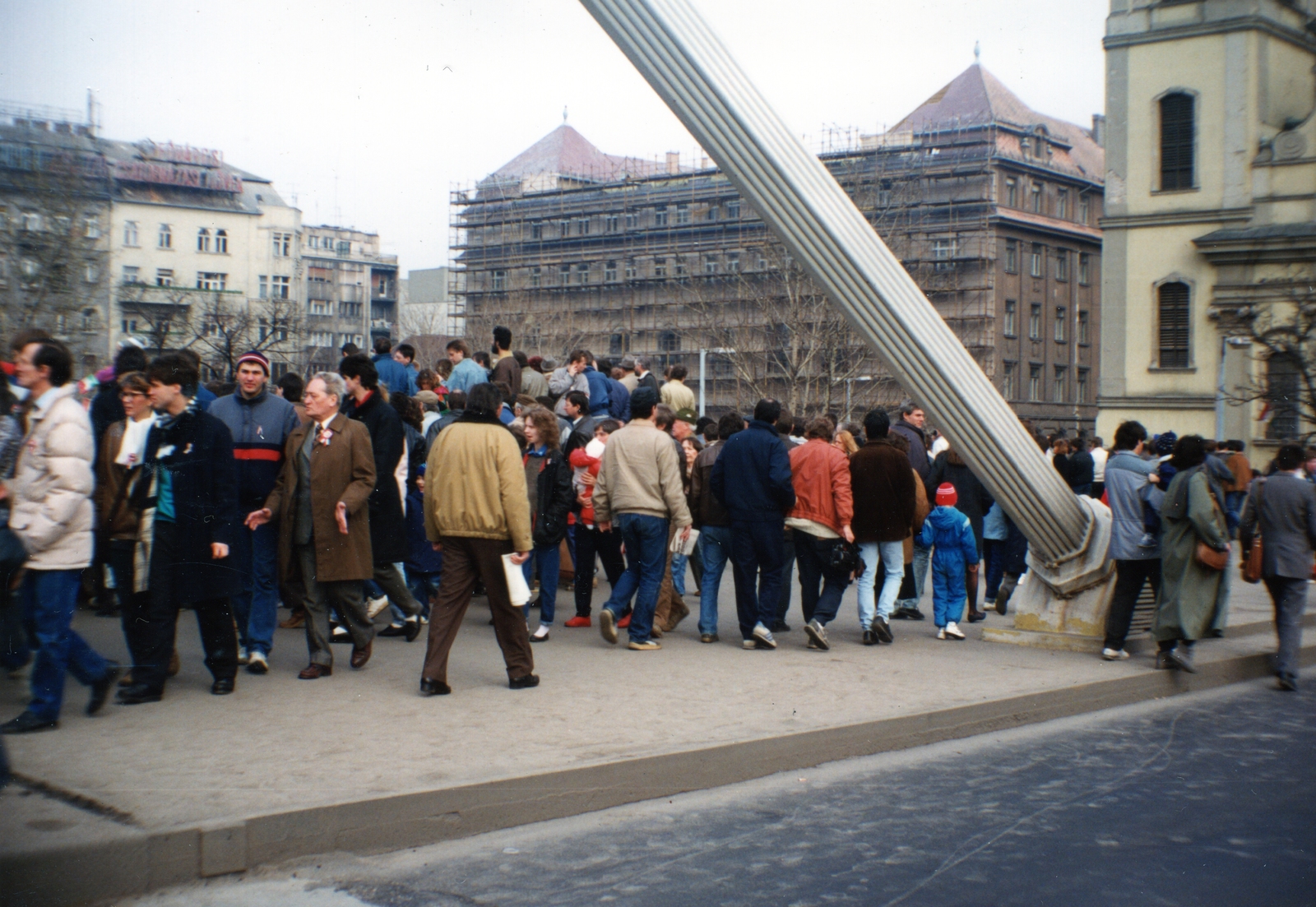 Hungary, Budapest V., az Erzsébet híd pesti hídfője. Háttérben a Március 15. tér, jobbra a Belvárosi templom. A március 15-i megemlékezés és békés tüntetés résztvevői., 1989, Marics Zoltán, colorful, strike, Budapest, regime change, Fortepan #131455