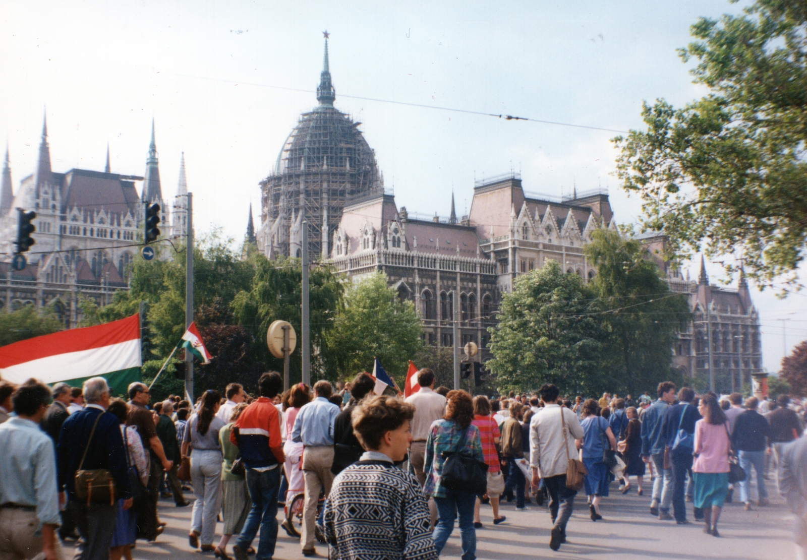 Hungary, Budapest V., Kossuth Lajos tér a Földművelésügyi Minisztérium épülete előtt. A március 15-i megemlékezés és békés tüntetés résztvevői vonulnak a Parlament elé., 1989, Marics Zoltán, colorful, strike, Budapest, regime change, Fortepan #131459