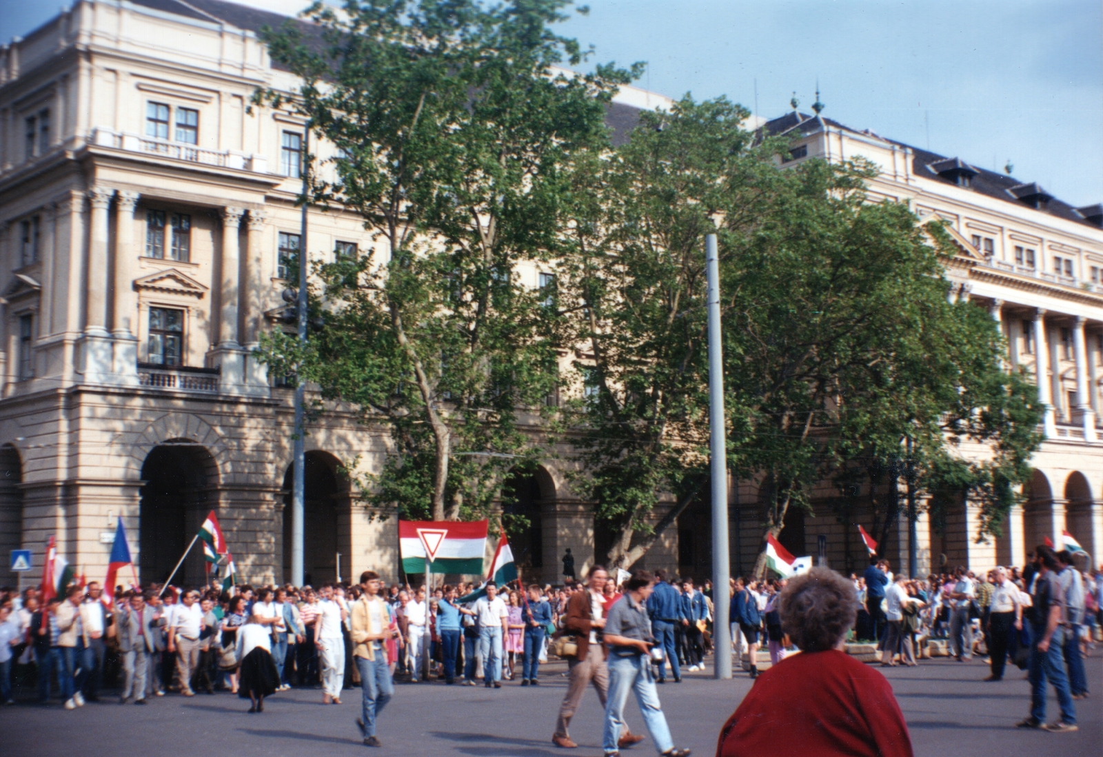 Hungary, Budapest V., Kossuth Lajos tér, a Földművelésügyi Minisztérium épülete az Alkotmány utca torkolatánál. A március 15-i megemlékezés és békés tüntetés résztvevői vonulnak a Parlament elé., 1989, Marics Zoltán, colorful, strike, Budapest, regime change, Fortepan #131461