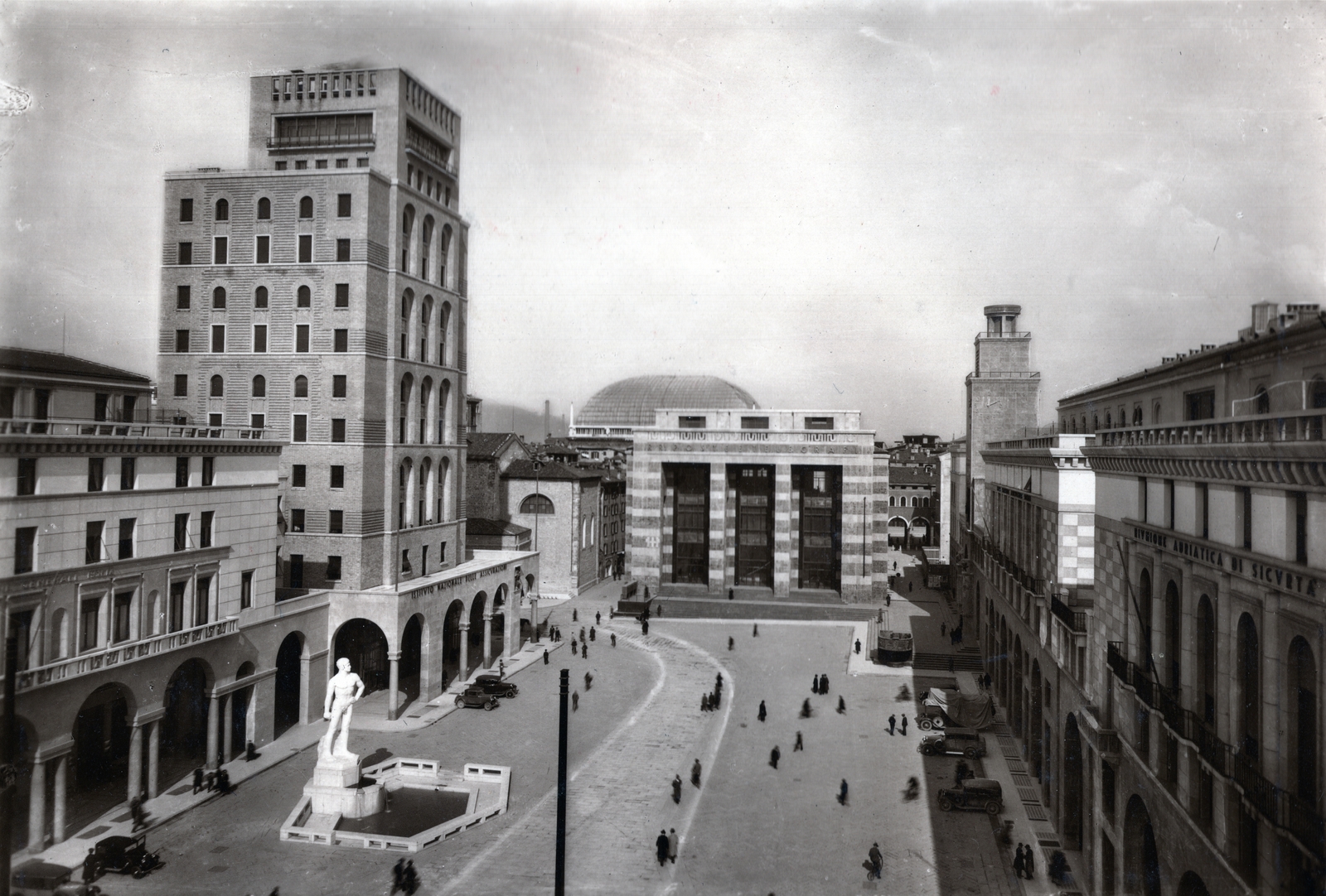 Olaszország, Brescia, Piazza della Vittoria, előtérben balra az Era fascista ("Bigio") című szobor (Arturo Dazzi, 1932.)., 1935, Orbán György, Fortepan #131473