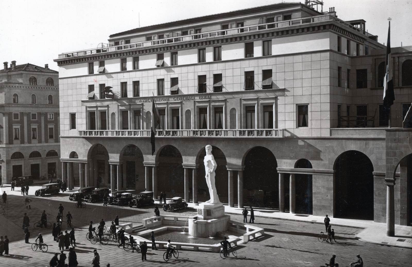 Olaszország, Brescia, Piazza della Vittoria, előtérben az Era fascista ("Bigio") című szobor (Arturo Dazzi, 1932.)., 1935, Orbán György, Fortepan #131477