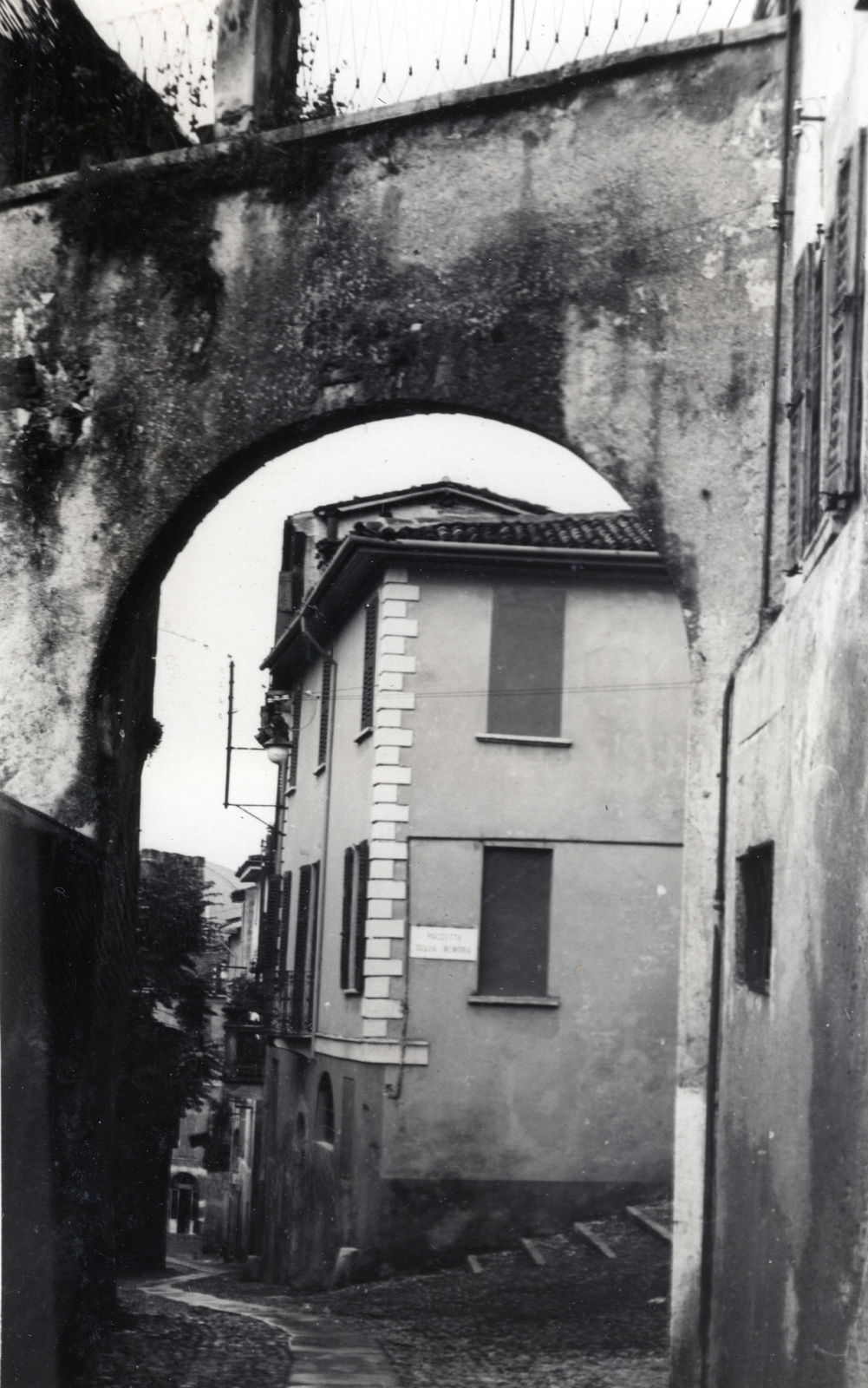 Olaszország, Brescia, Contrada Sant'Urbano, az átjárón túl jobbra a Piazzetta delle Consolazioni., 1935, Orbán György, Fortepan #131478