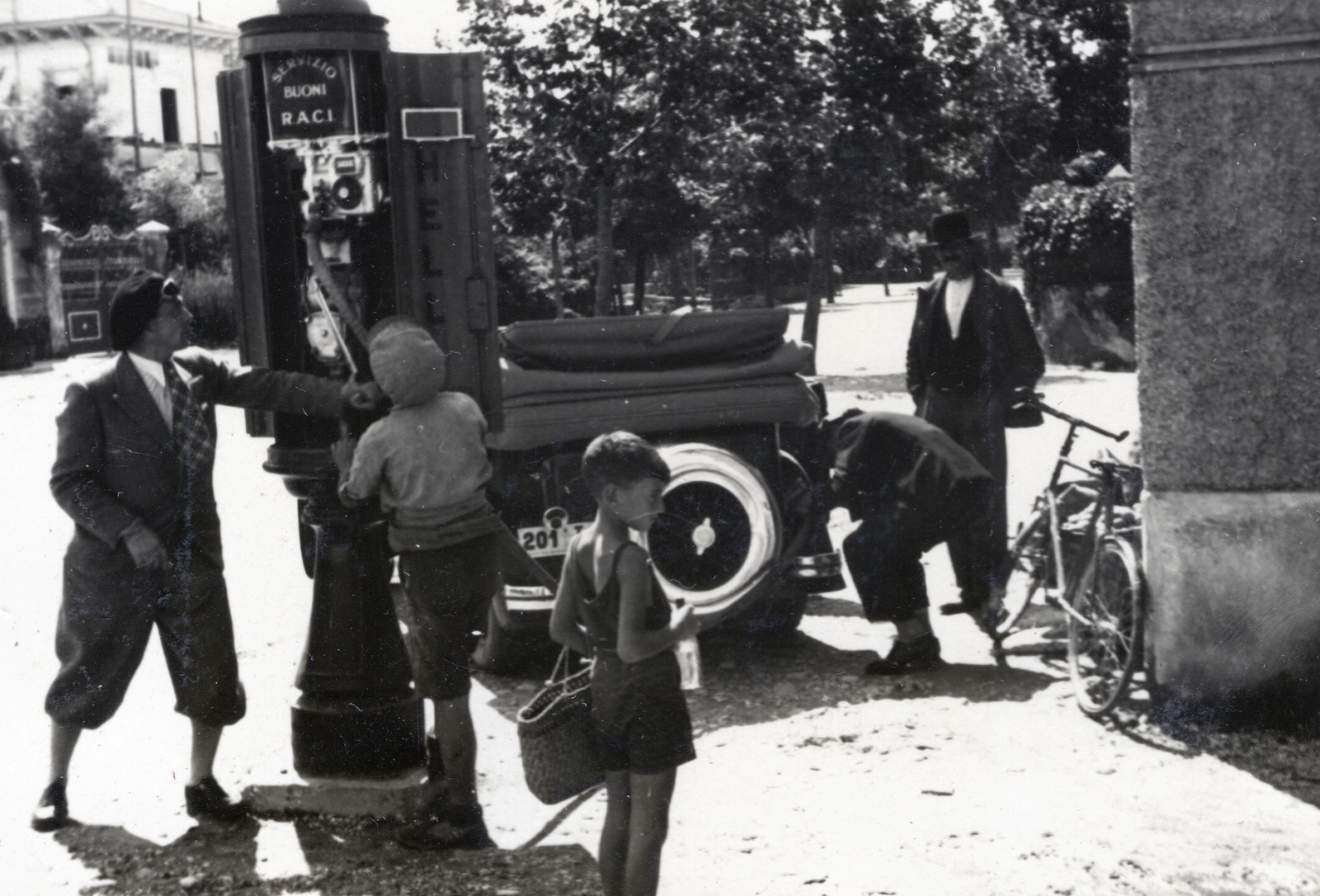 Olaszország, 1935, Orbán György, kerékpár, benzinkút, automobil, Fortepan #131480