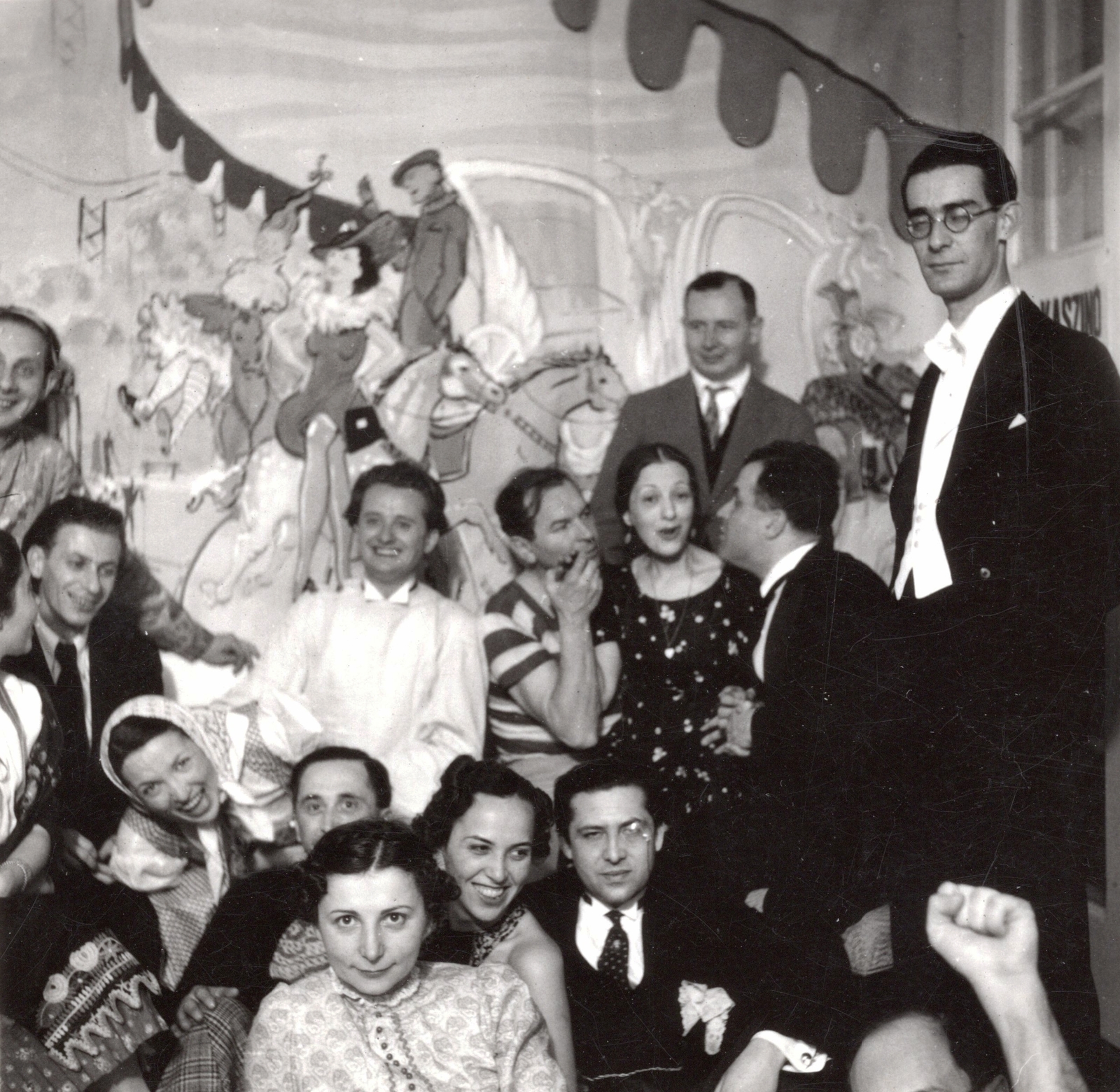 Hungary, Budapest II., Gül Baba utca 36., házavató Péter Andráséknál 1938. január 15-én. Bal oldalon Kolozsvári Grandpierre Emil író, előtte Gyarmati Fanni és Radnóti Miklós költő, mellettük kendővel Péter Andrásné (háziasszony) és Ortutay Gyula néprajzkutató. Előrébb Halász Gábor író és monoklival Joó Tibor irodalomtörténész. Jobb oldalon áll Reitzer Béla szociológus, előtte Hevesi András író., 1938, Paczolay család, tableau, interior, fresco, Budapest, Fortepan #131498
