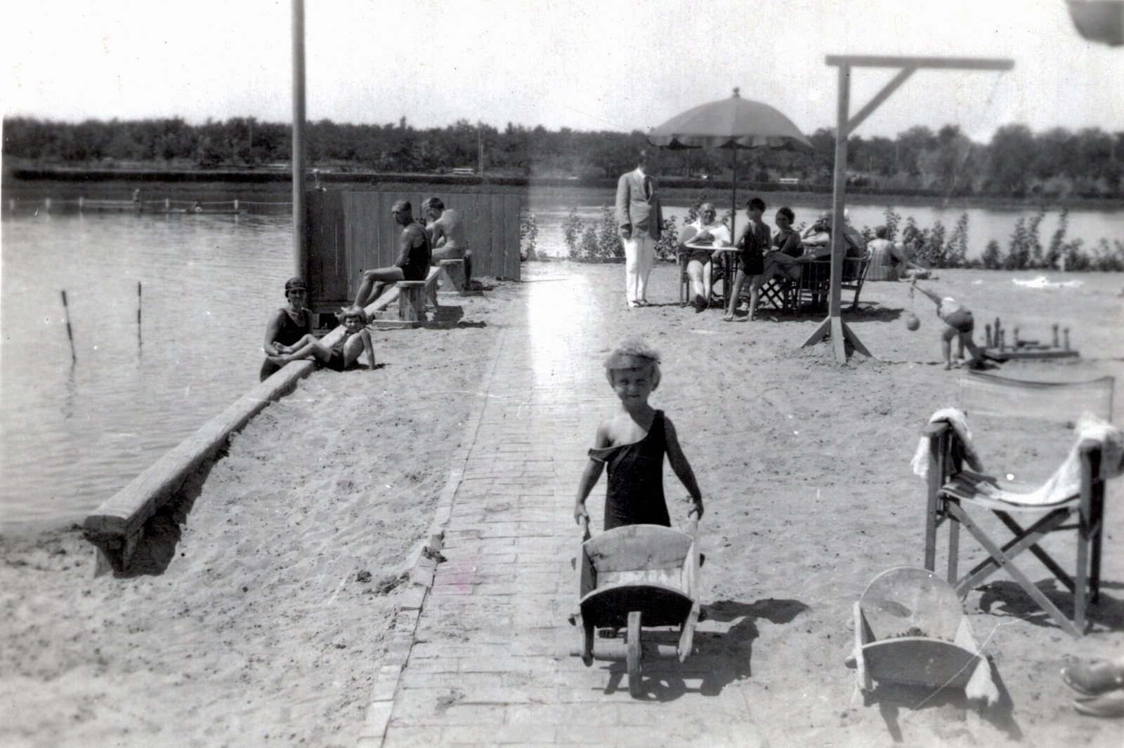 Magyarország, Gyopárosfürdő, Orosháza, 1930, Paczolay család, strand, fürdőruha, napernyő, talicska, kugli, Fortepan #131501