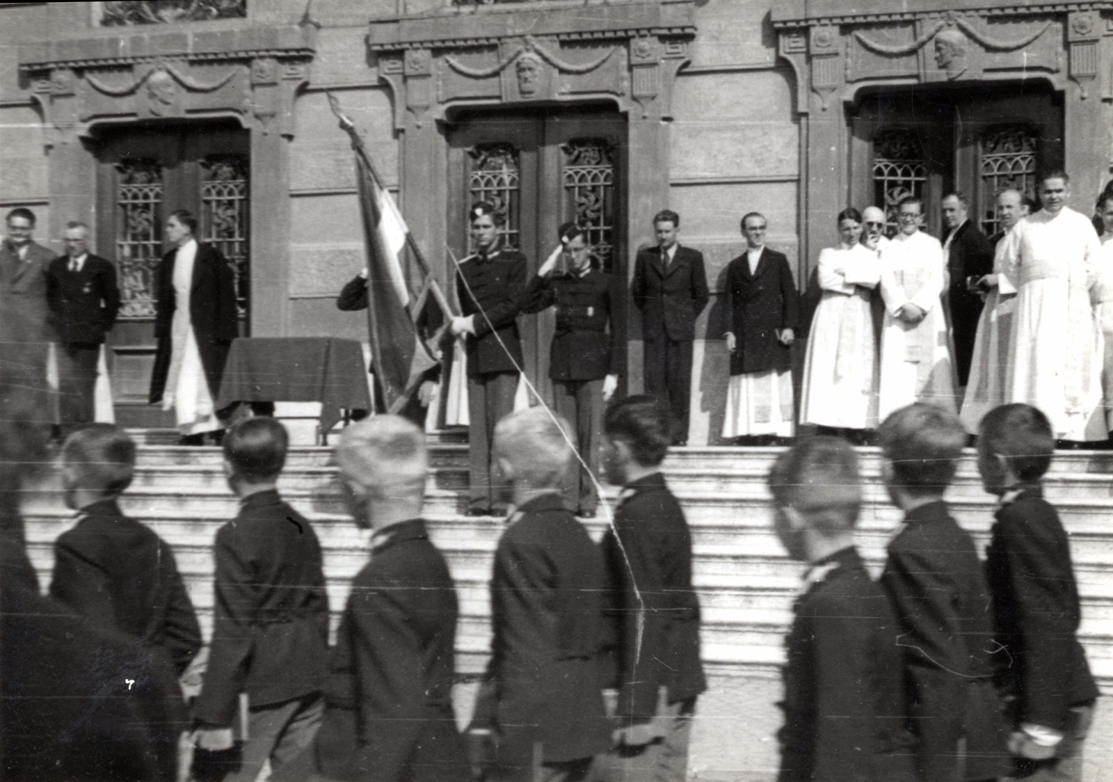 Hungary, Gödöllő, Egyetem tér, a Jászóvári Premontrei Kanonokrend Gödöllői Reálgimnáziuma. Ma az épületegyüttesben a Szent István Egyetem működik., 1937, Paczolay család, flag, priest, salute, boys, votary, flight of stairs, Premonstratensians, Fortepan #131502