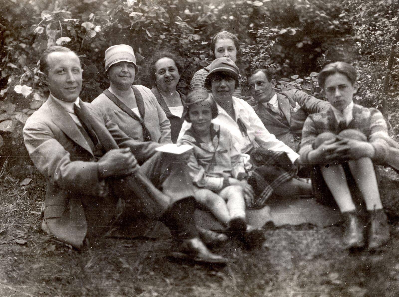 1931, Paczolay család, sitting on the ground, family, Fortepan #131528