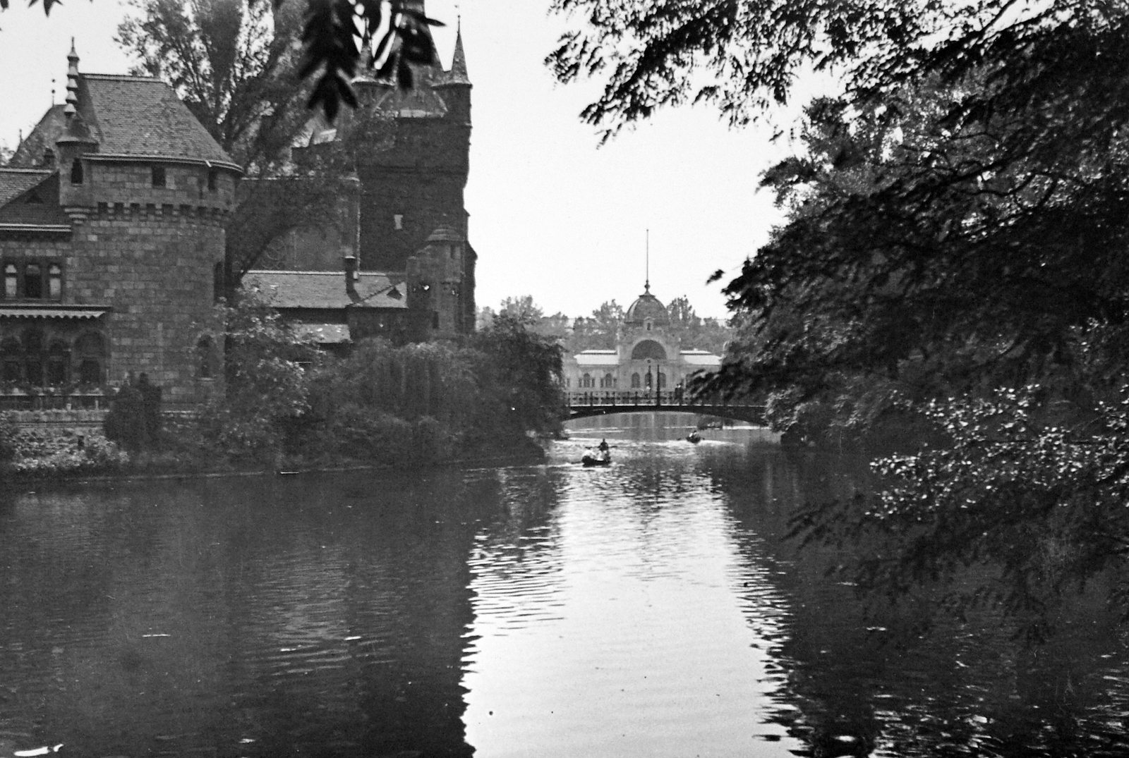 Magyarország, Városliget, Budapest XIV., Vajdahunyad vára, csónakázótó., 1903, Fortepan, kastély, tó, Alpár Ignác-terv, eklektikus építészet, Budapest, Fortepan #13153