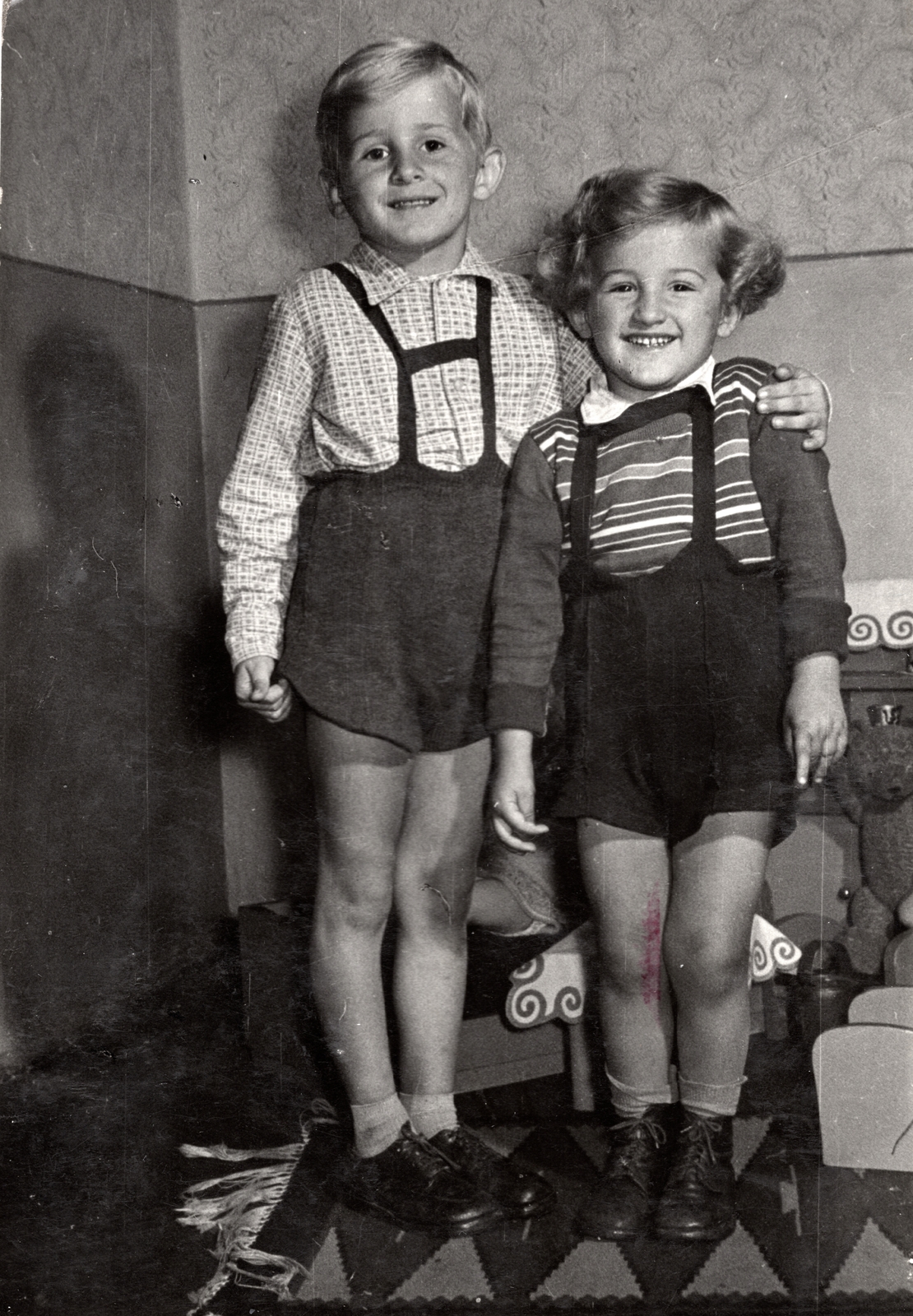 1948, Paczolay család, smile, kids, interior, double portrait, Fortepan #131531