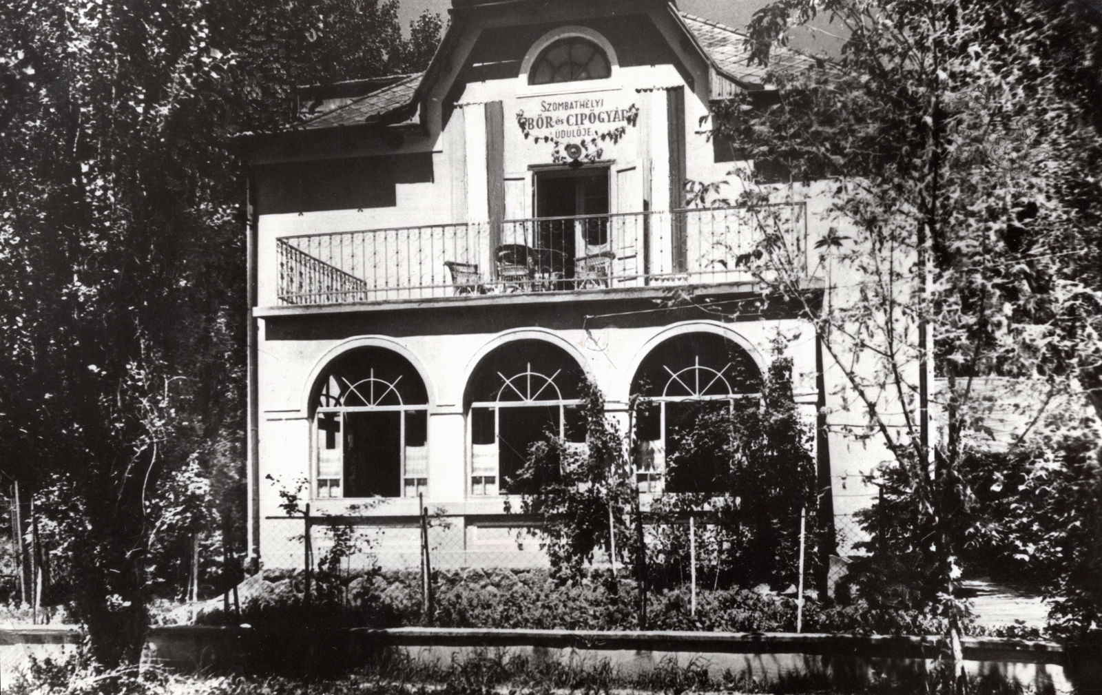 Hungary, Balatonszárszó, a Szombathelyi Bőr és Cipőgyár üdülője (korábban Magda-panzió)., 1955, Paczolay család, resort, leather industry, shoe manufacturing, Fortepan #131533