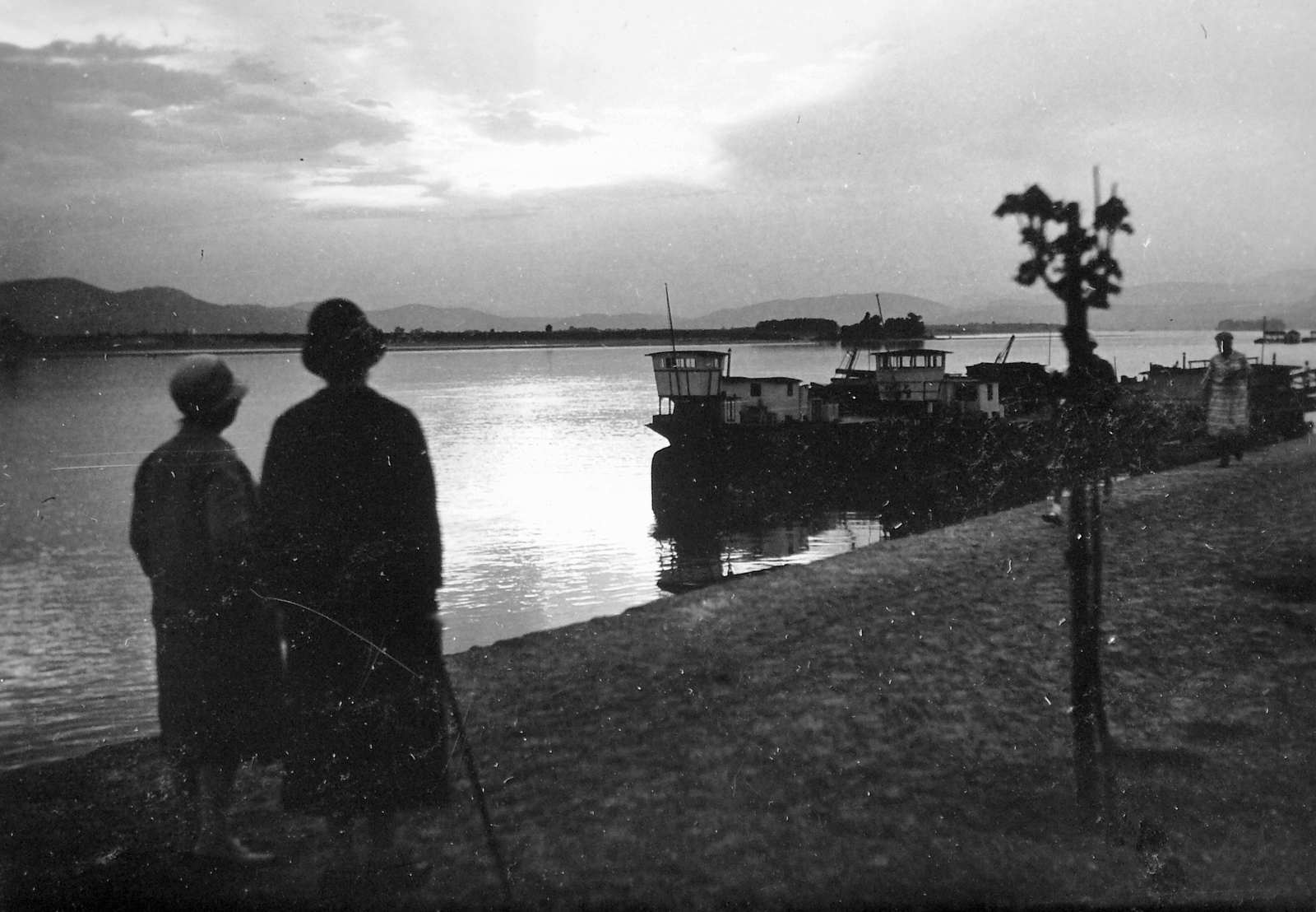 Hungary, Vác, Duna-part., 1929, Fortepan, water surface, barge, landscape, port, shore, Fortepan #13155