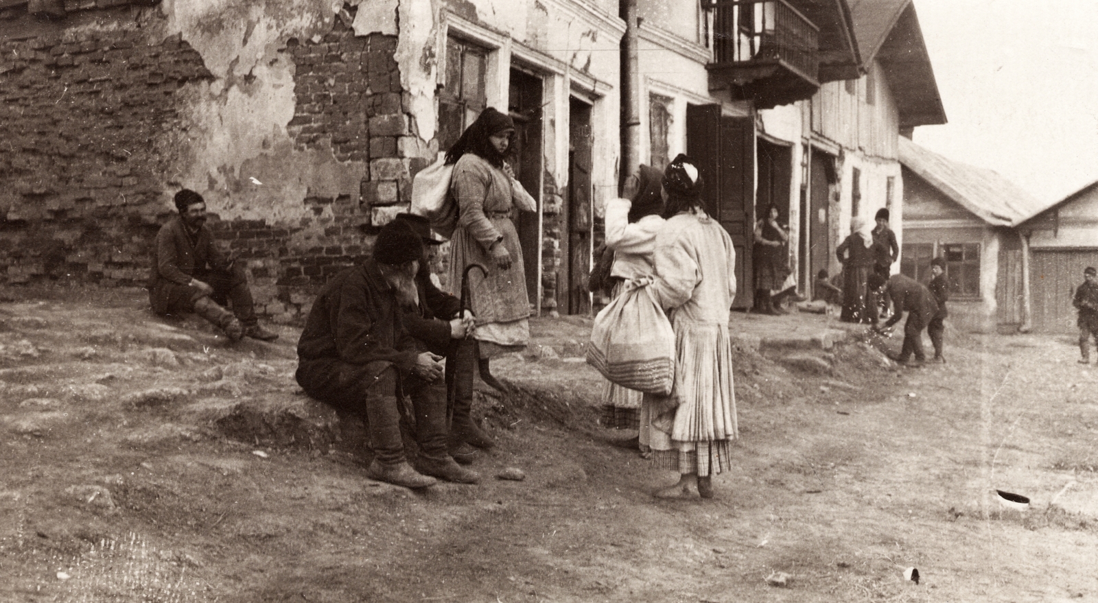 1916, Palotai Klára, First World War, folk costume, barefoot, sitting on the ground, Fortepan #131578