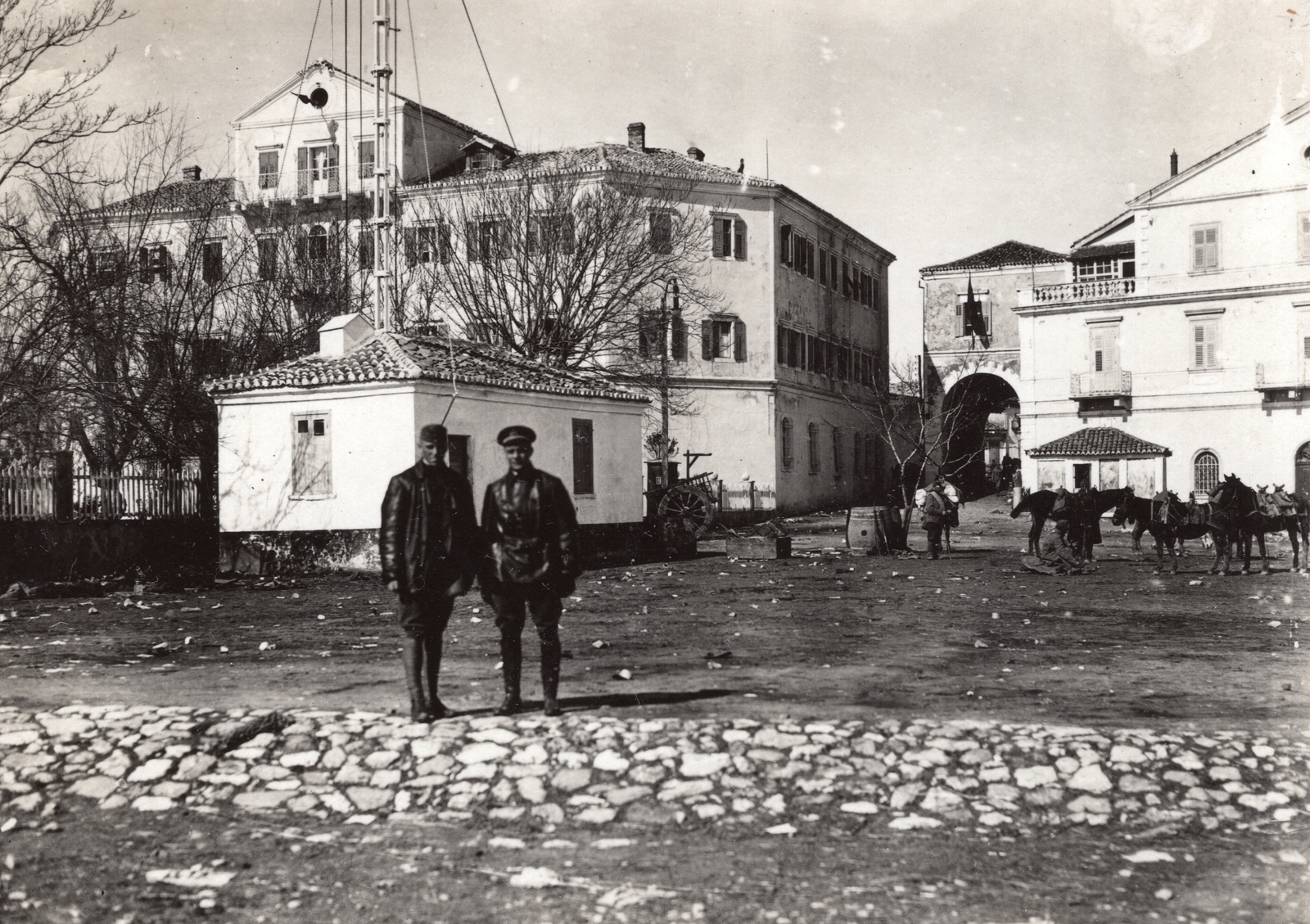 Albania, Durrës, Vilmos albán fejedelem (eredetileg Wilhelm Friedrich Heinrich zu Wied herceg) konak-ja (fejedelmi palota), jobbra a Kikötői parancsnokság., 1916, Palotai Klára, First World War, Fortepan #131605