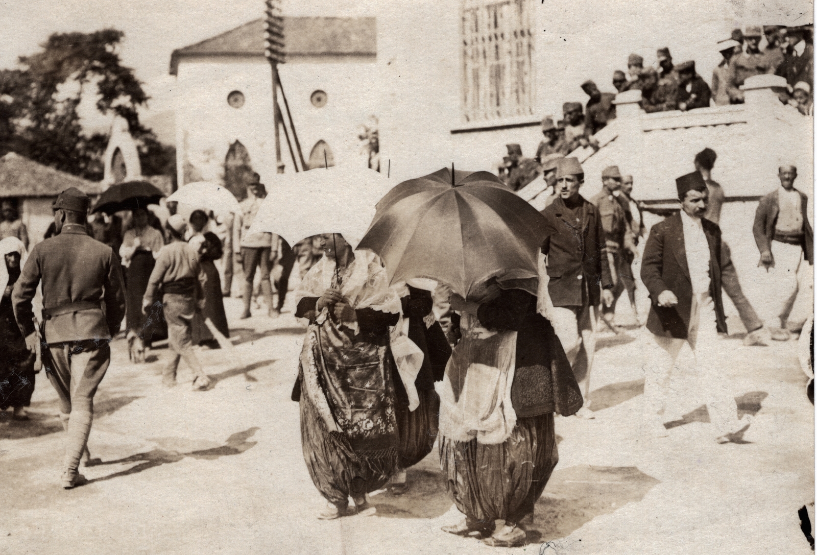 Albania, Shkodra, Rruga Kolë Idromeno, balra Hafiz pasa dzsámija., 1917, Palotai Klára, First World War, sunshades, folk costume, muslim, Fortepan #131655