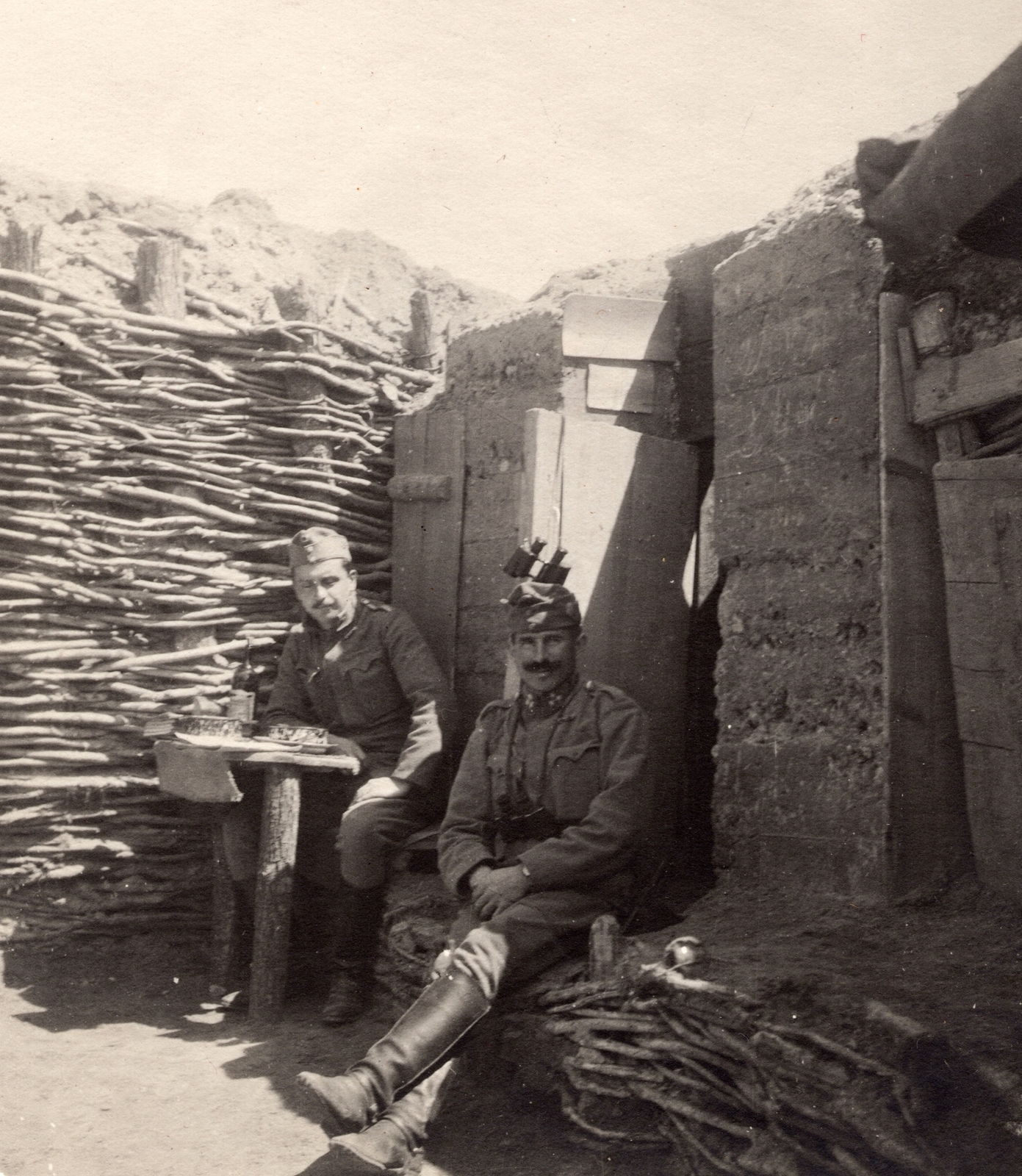 1916, Palotai Klára, First World War, trench, stretched legs, Fortepan #131686