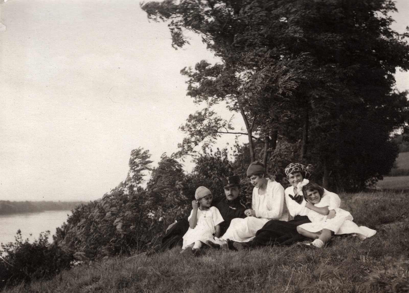 1916, Palotai Klára, First World War, girls, lie in the grass, Fortepan #131688