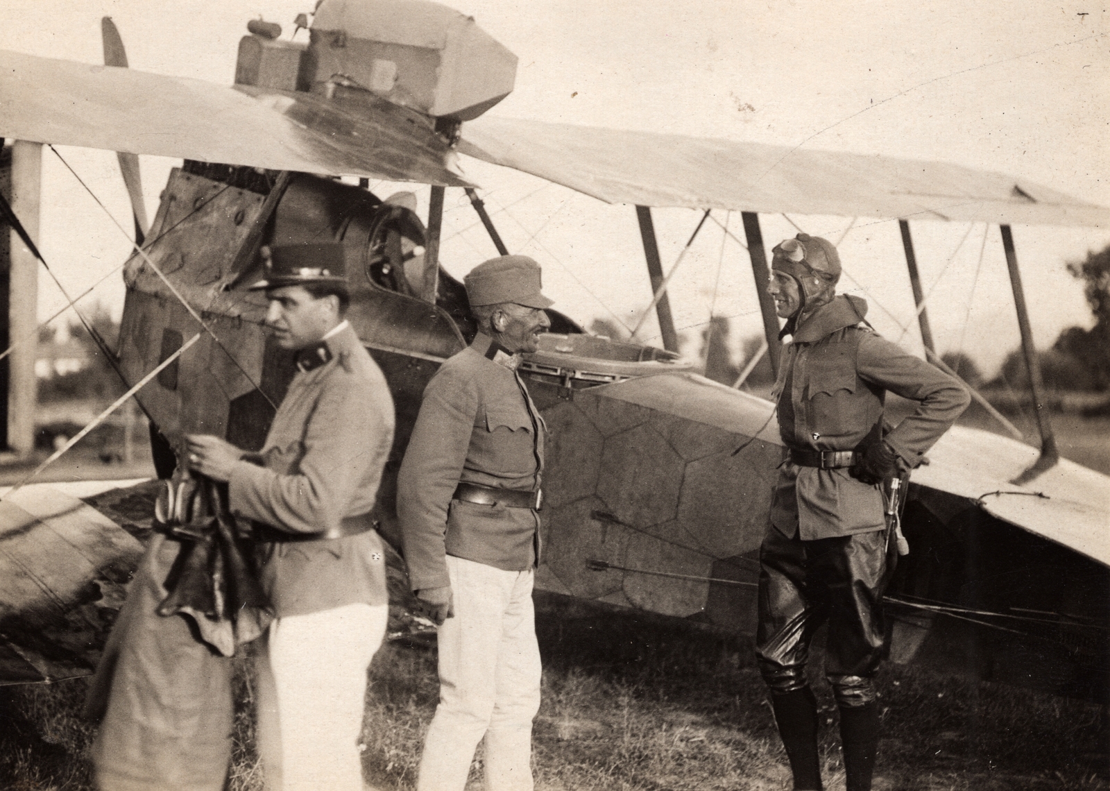 Albania, Pflanzer-Baltin vezérezredes az albániai fronton tett szemleútja után beszélget Bendik József százados, tábori pilótával., 1918, Palotai Klára, First World War, pilot, airplane, Hansa-Brandenburg-brand, Fortepan #131694