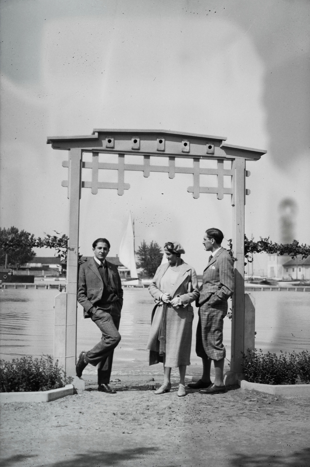 Magyarország,Balaton, Siófok, háttérben a sólyatéri öböl, jobbra a Vízilevente telep épülete., 1935, Palotai Klára, zsebredugott kéz, bricsesz, hárman, Fortepan #131743